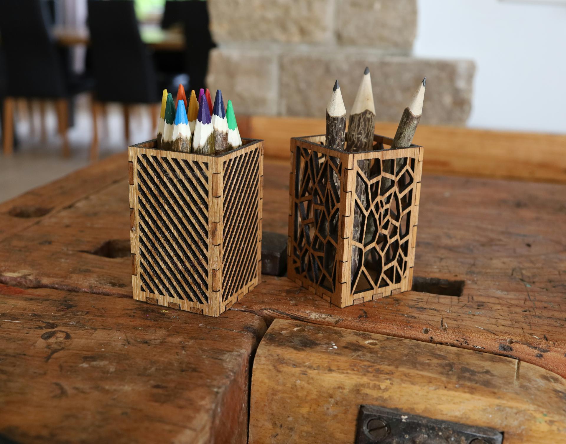 Holz Stiftehalter mit geometrischen Formen Eichenholz fuer natuerlichen Charme
