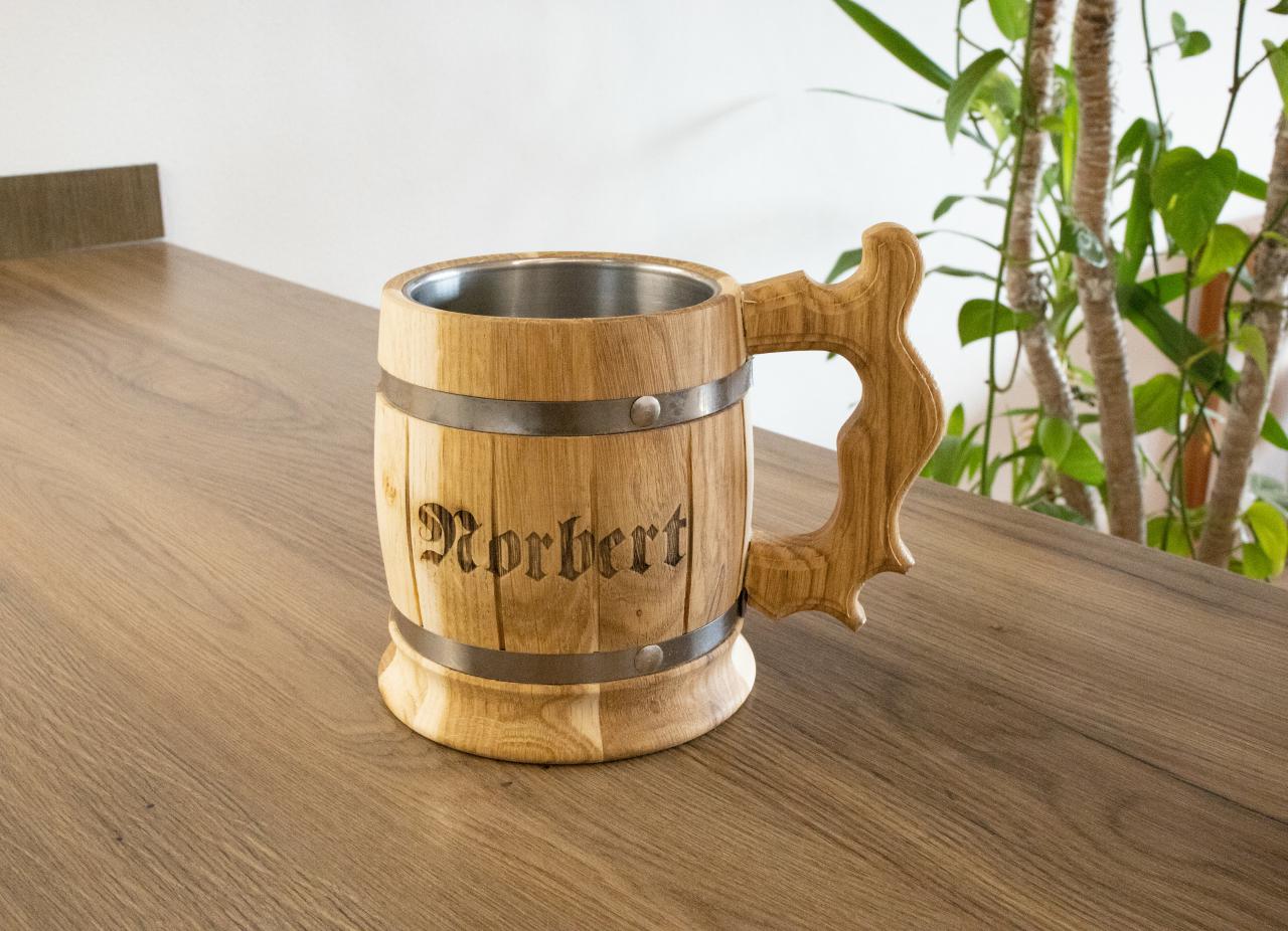 Holz Bierkrug mit Namen personalisiert Eiche geoelt mit Metallreifen Bierglas Edelstahleinsatz ca