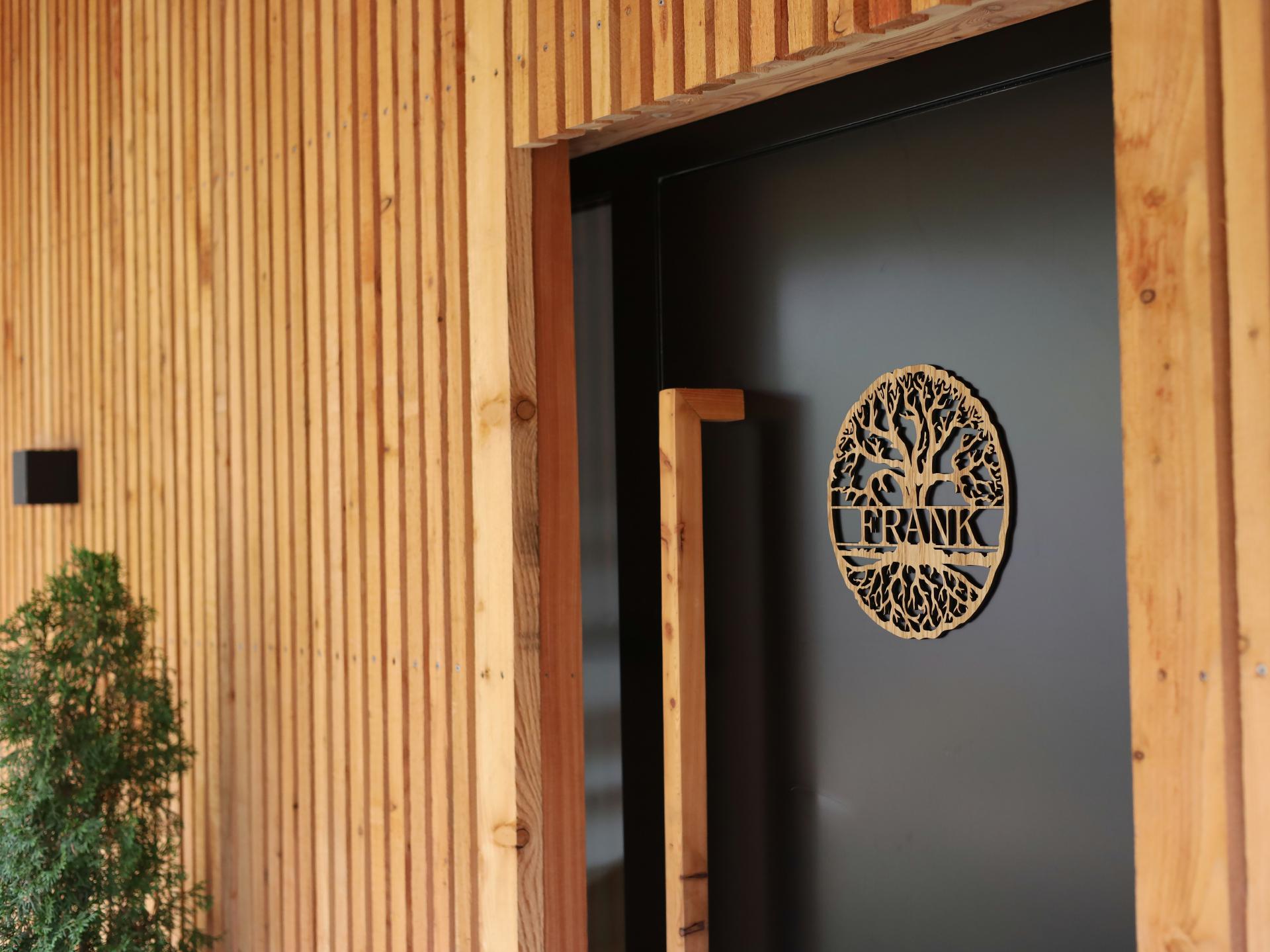 Personalisiertes Holz Tuerschild Lebensbaum Unikat mit Familiennamen Zirbe