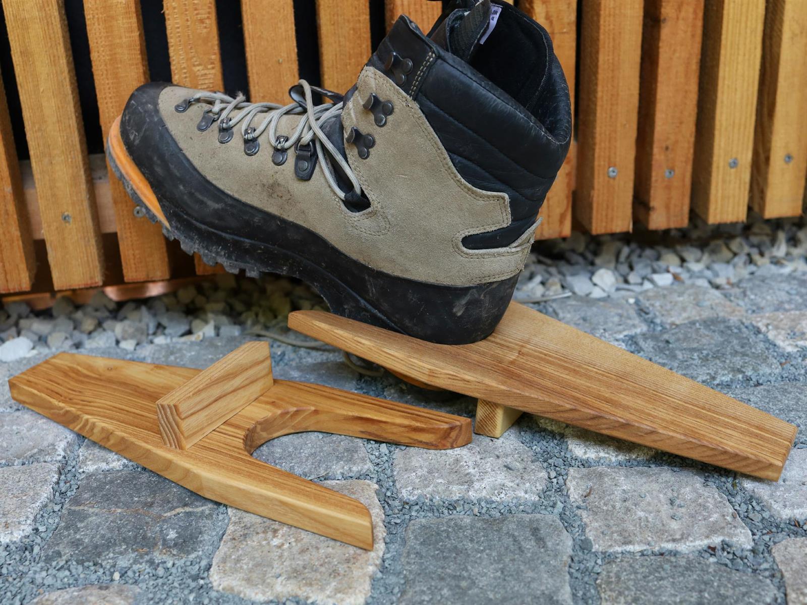 Stabiler Holz Stiefelknecht aus geoelter Esche praktischer Schuhauszieher