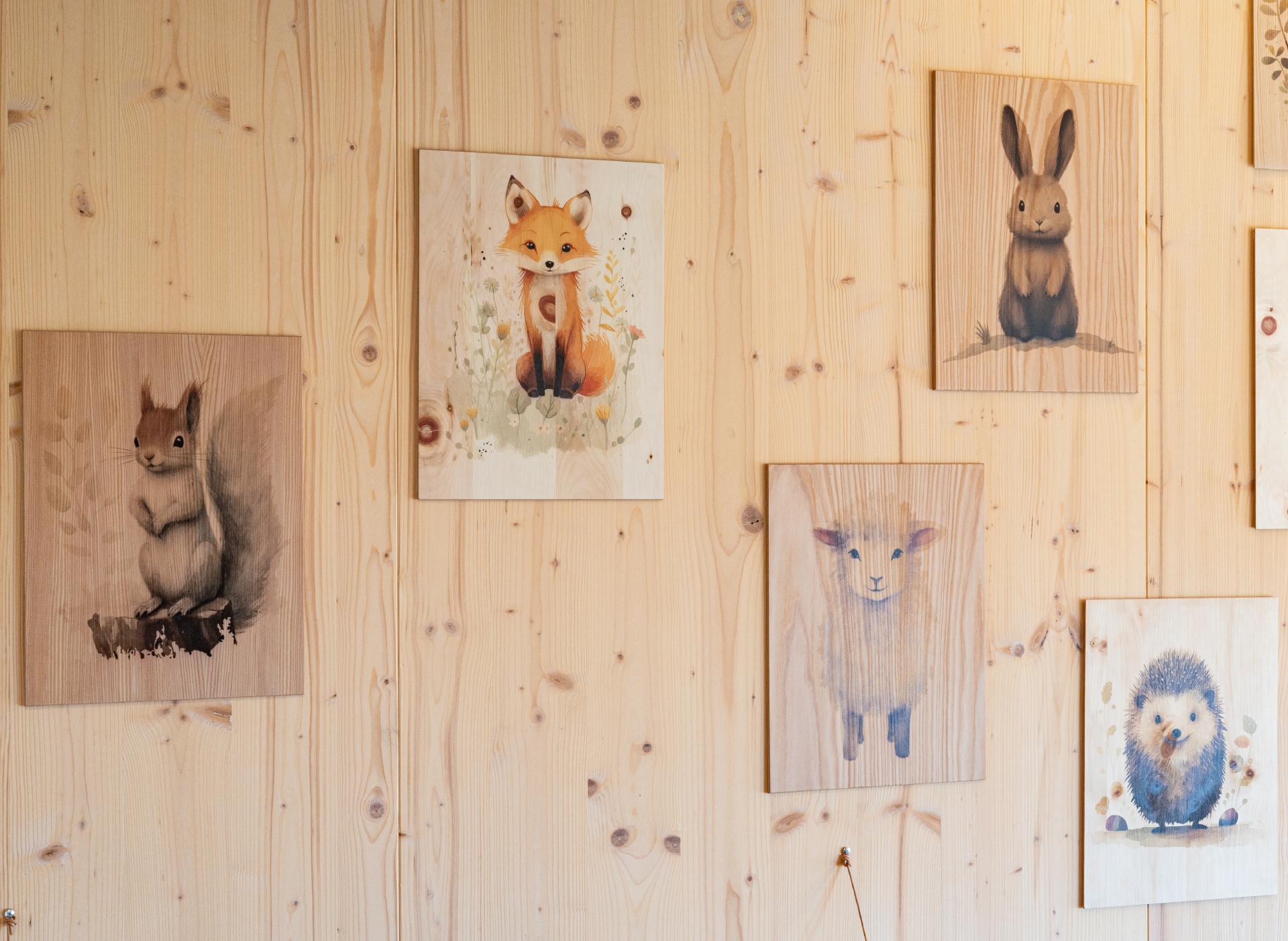 Holz Wandbilder fuer Kinder mit bunten Tier Motiv Schaf aus Zirbe