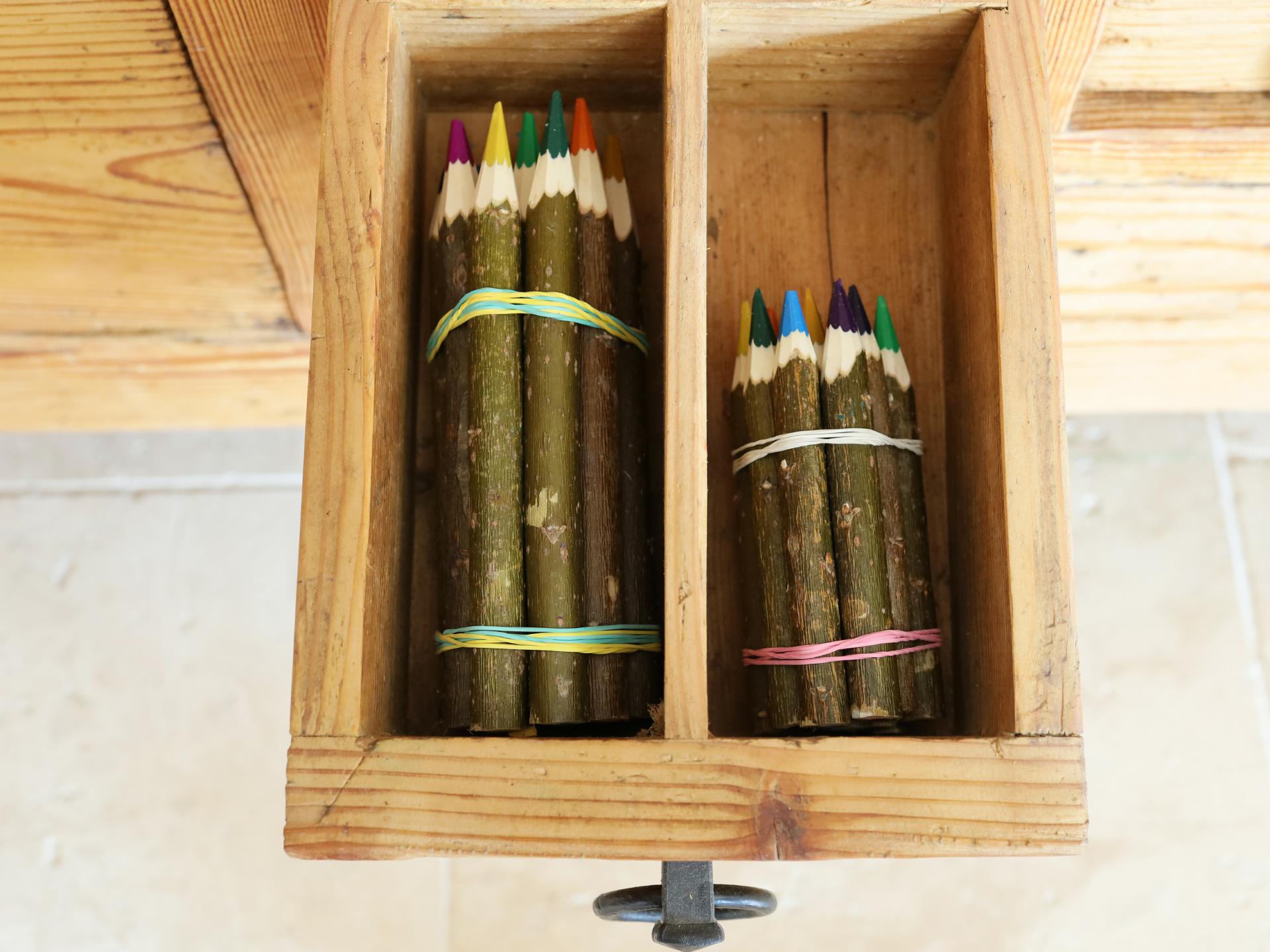 12er Set Holz Buntstifte mit Rinde | 22 cm | Natürlich & Umweltfreundlich