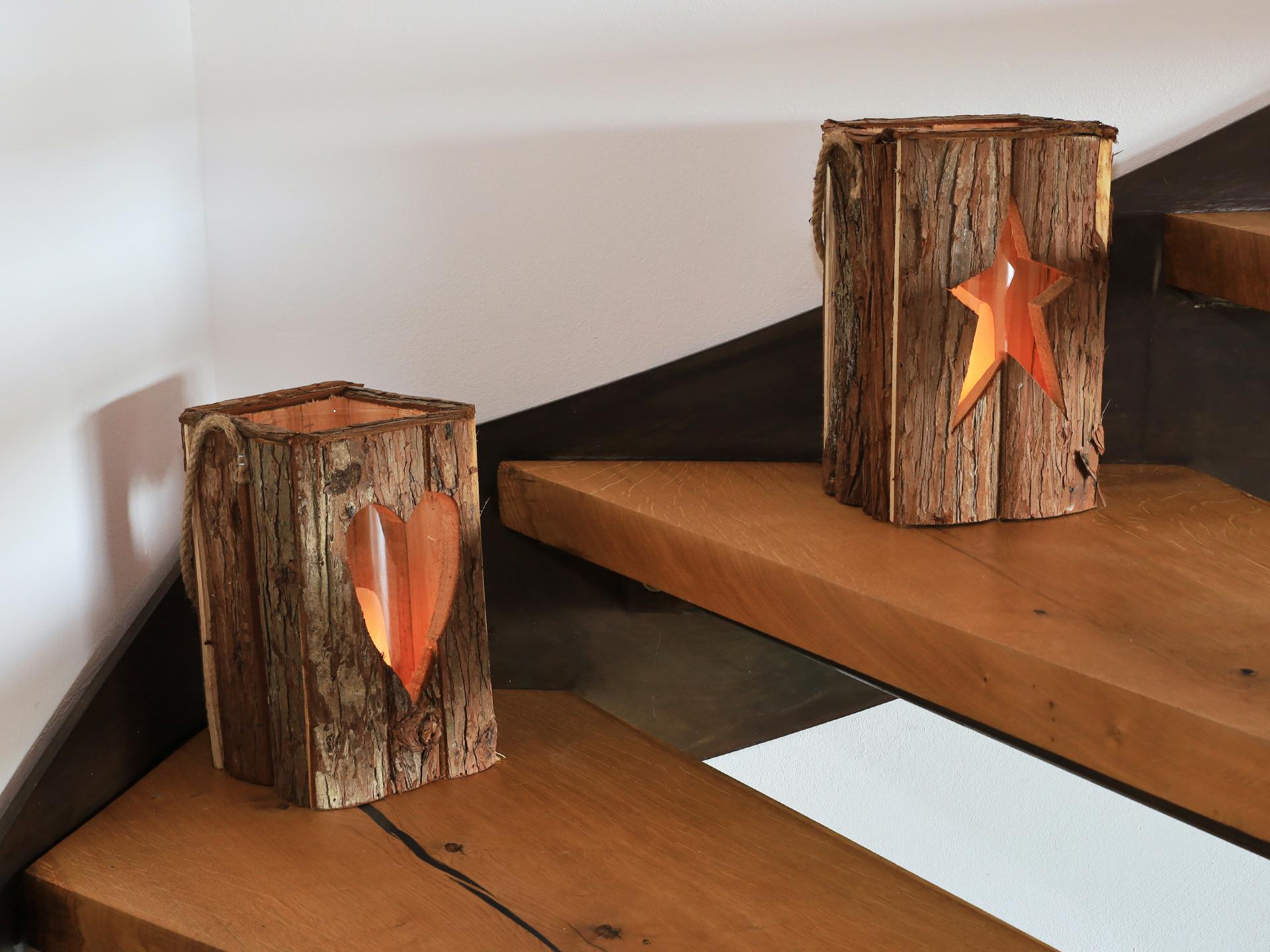 Rustikale Holz Laterne mit Rinde und Glaszylinder Ausschnitt Tanne