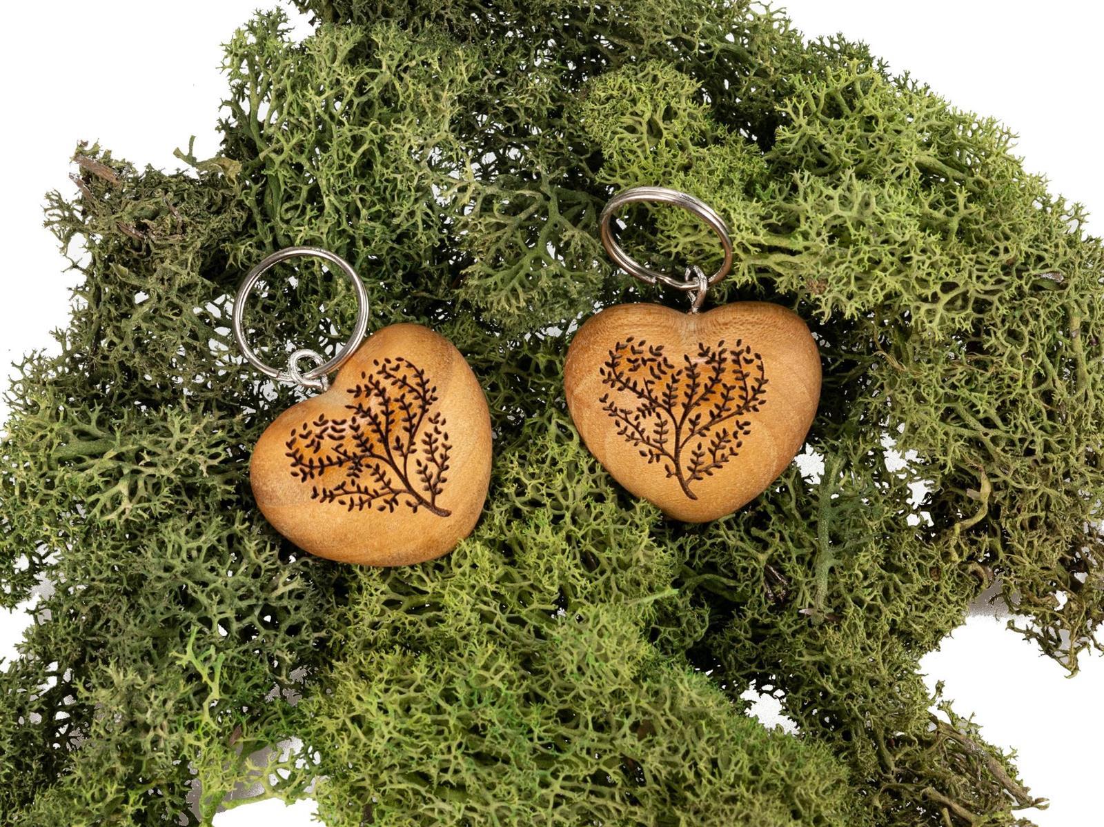 Holz Herz Schluesselanhaenger aus Kirsche geoelt Baum