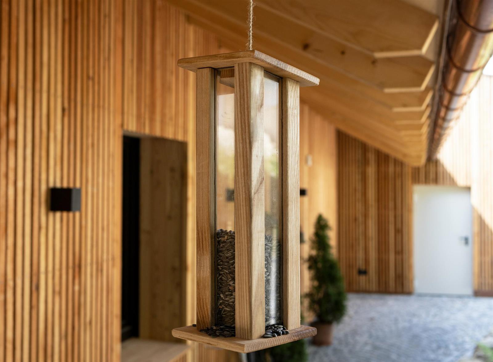 Moderne Vogel Futterstation aus geoelter europaeischer Esche Schlichte Optik mit echtem Glas