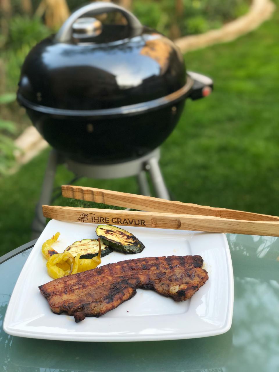 Personalisierte Grillzange Wuerstchenzange aus Eiche geoelt