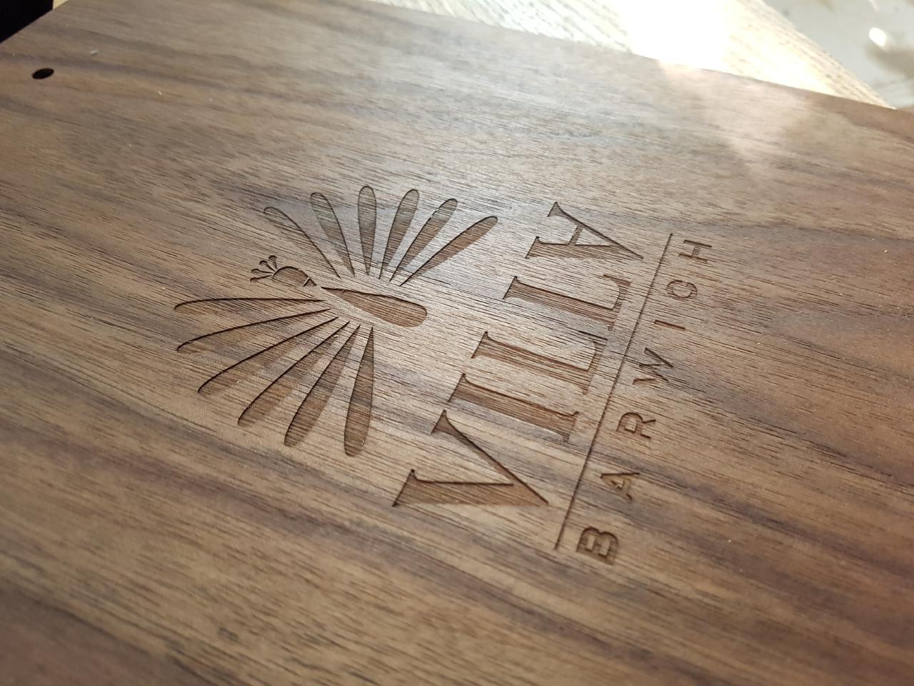 Laser Gravuren mit wechselnde Namen Woertern bis
