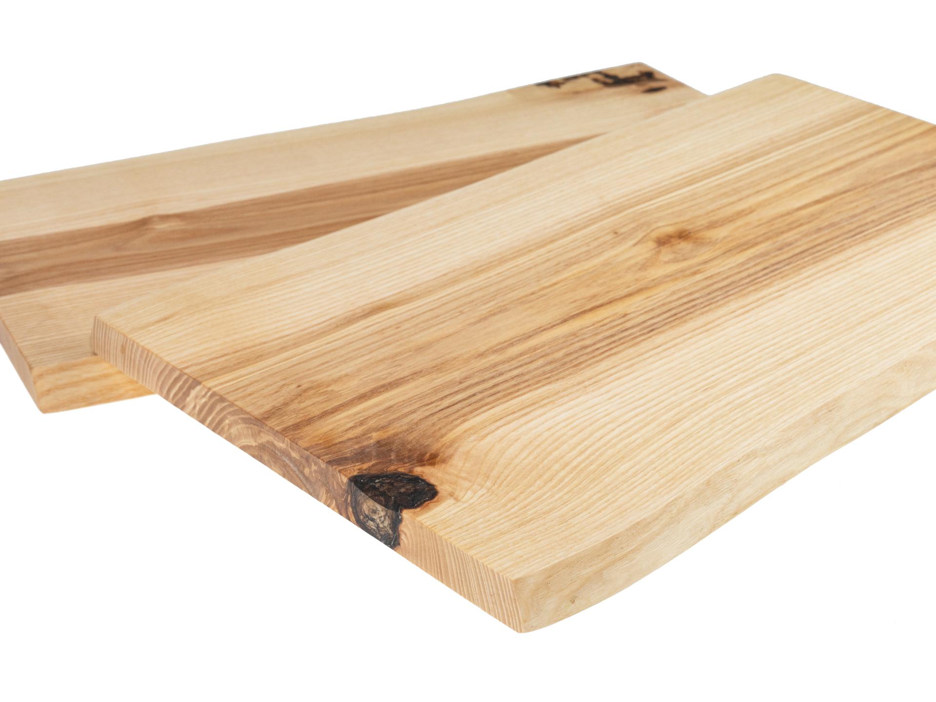 Holz Schneidebrett aus Kern Esche geölt mit Baumkante geschliffen 22mm dick 47 x 25-30 cm