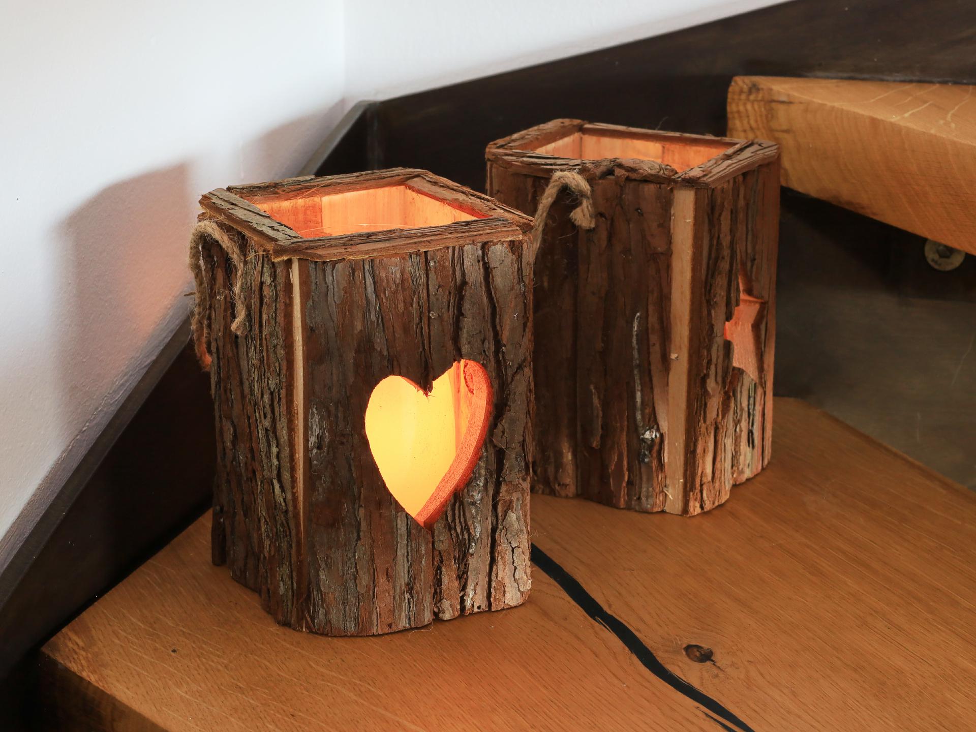 Rustikale Holz Laterne mit Rinde und Glaszylinder Ausschnitt Herz