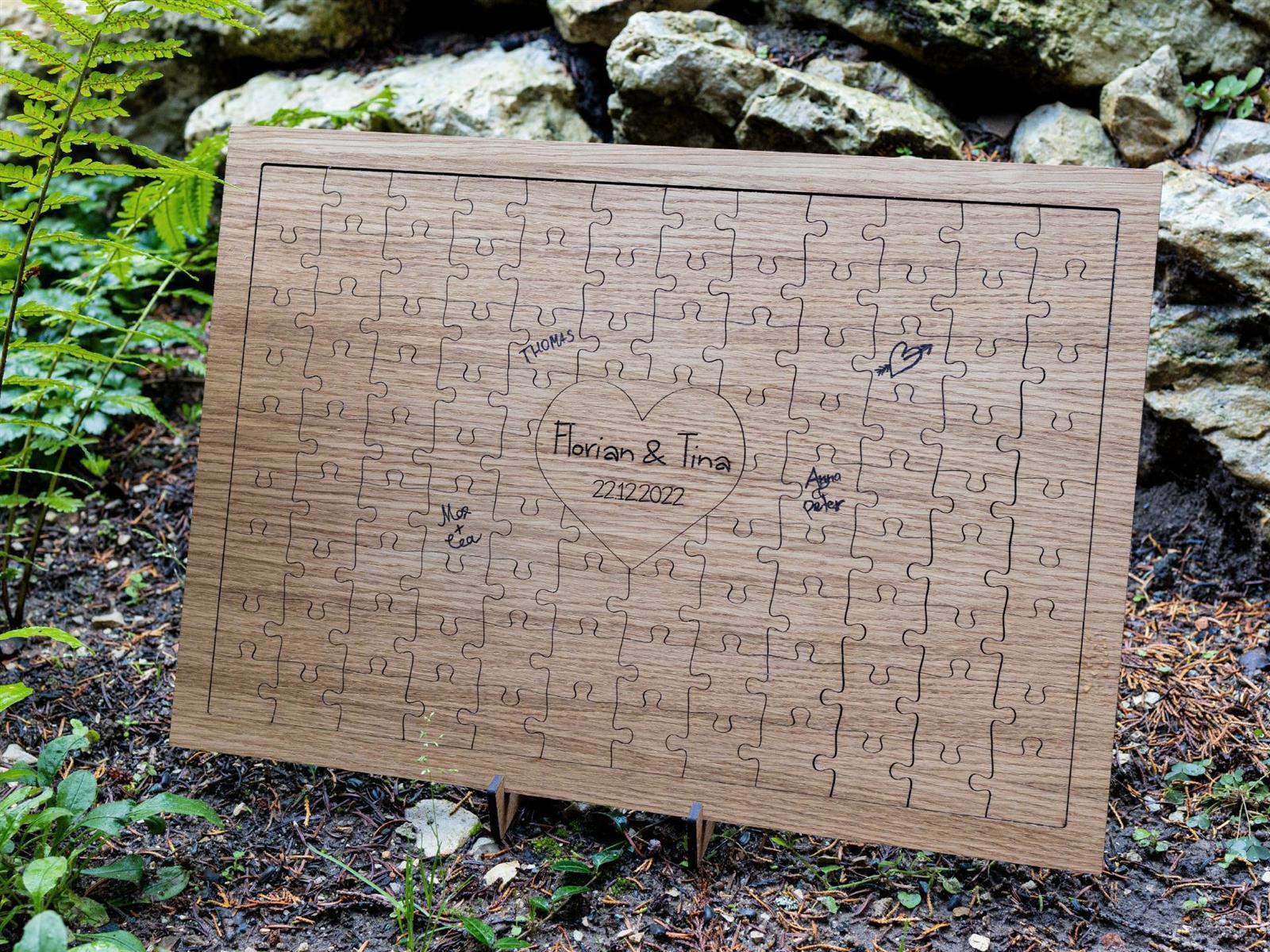 Hochzeit Holz Gaestebuch aus FSC Eiche geoelt Puzzle Teile mit Wunschdaten und Aufsteller