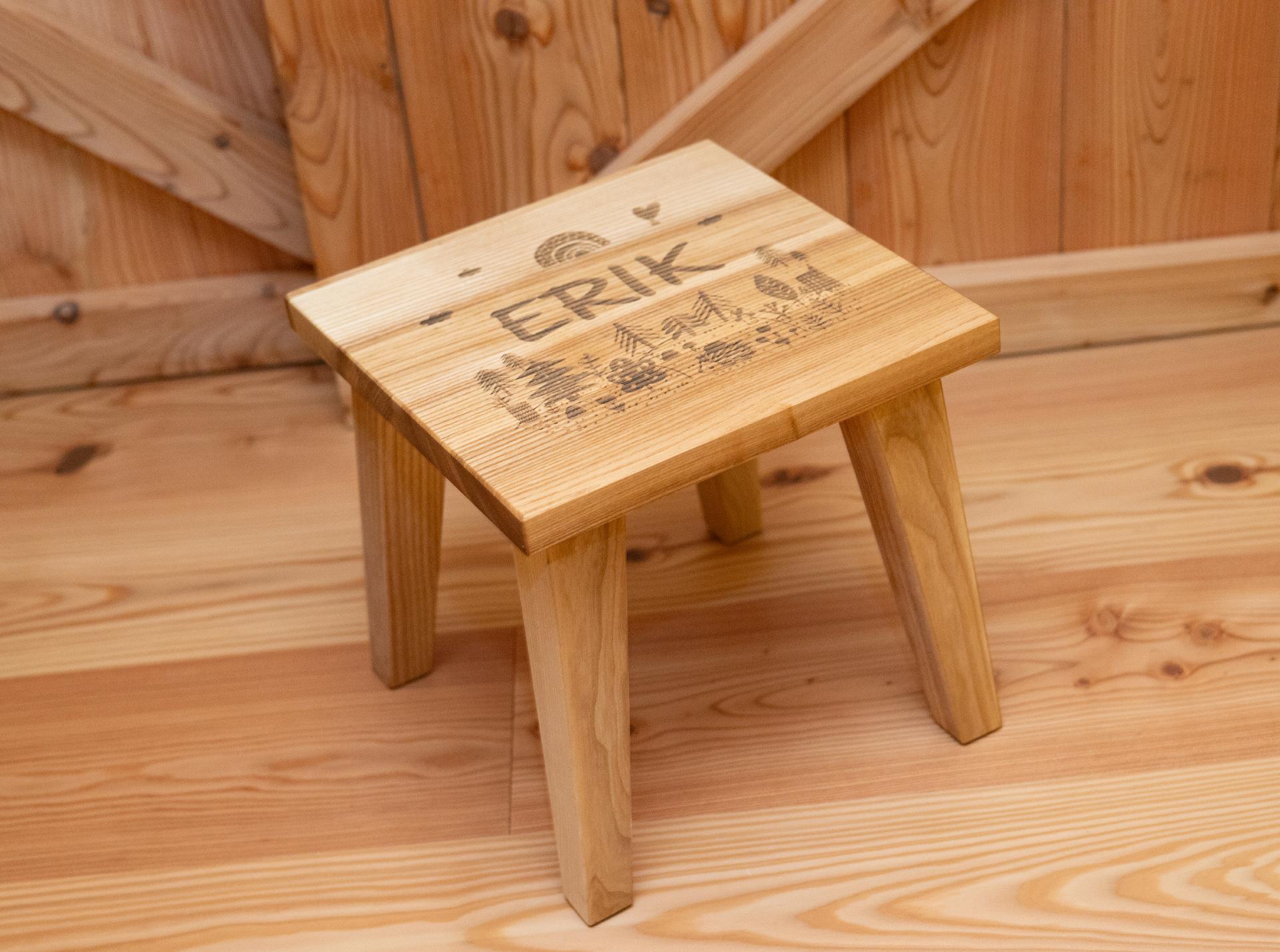 Kinderhocker aus massiv Esche geoelt Holzhocker mit Wald Gravur und Wunschname