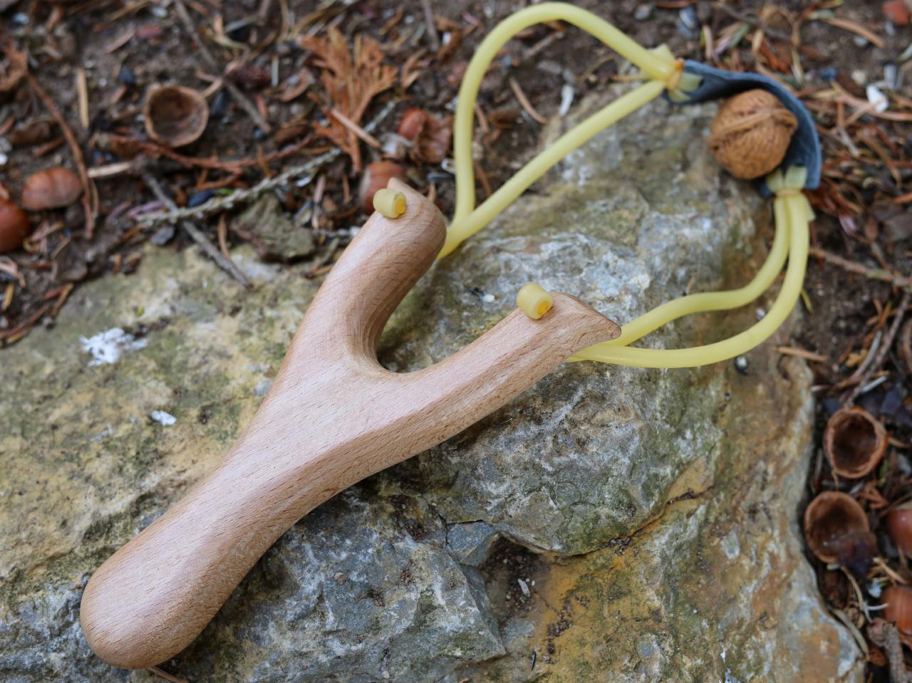 Holz Steinschleuder Zwille Slingshot aus Buchenholz Perfekt fuer Outdoor Aktivitaeten