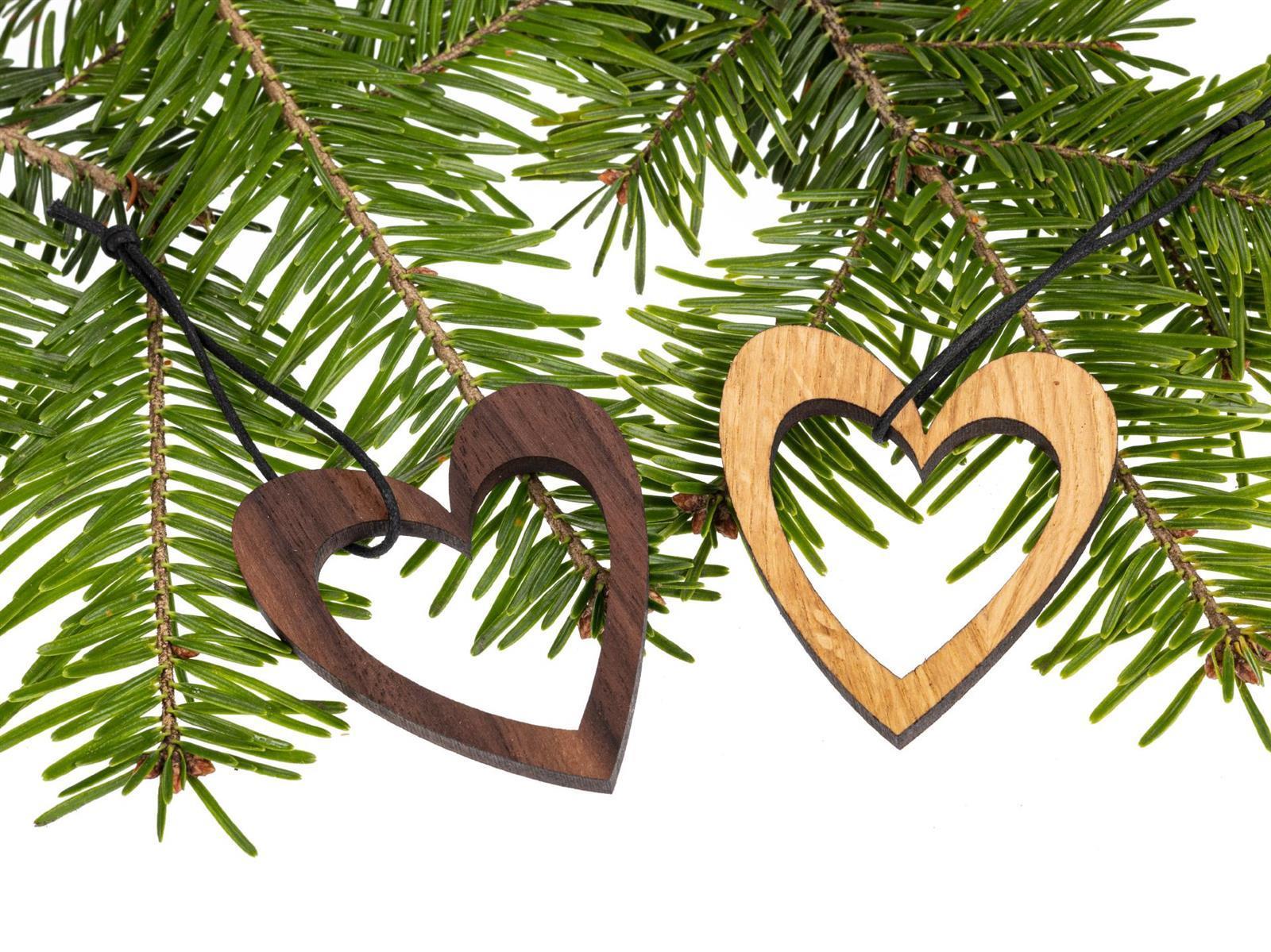 Holz Weihnachtsbaumschmuck Herz in Herz Nussbaum geoelt