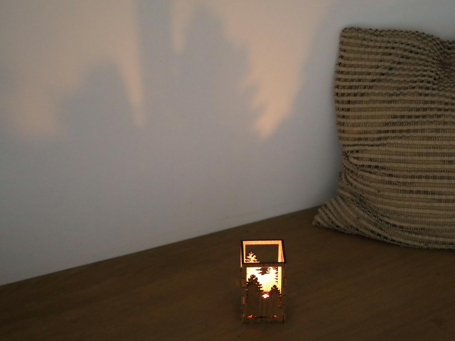 Holz Teelicht Ambiente Licht aus geoelter Eiche mit Tannen Ausschnitt