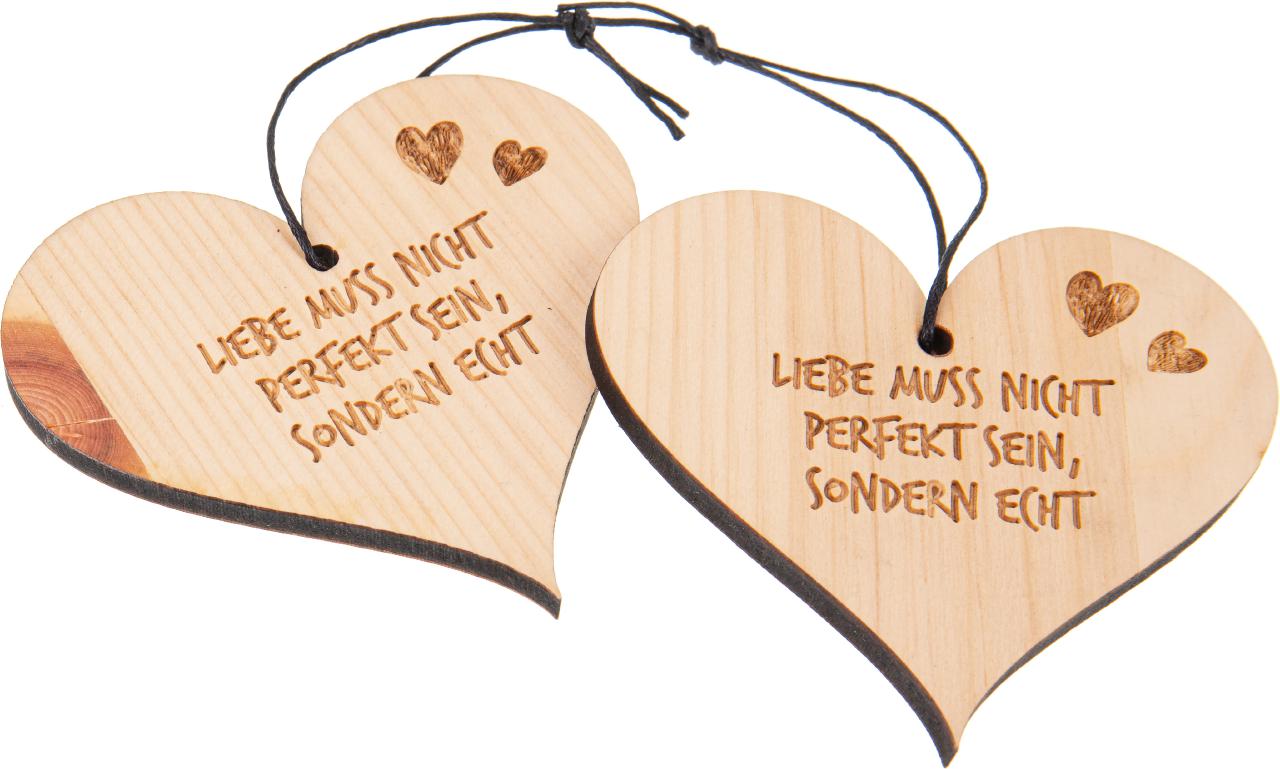 Herz mit Band Zirbe lasergeschnitten Gravur: Liebe muss nicht perfekt sein sondern echt