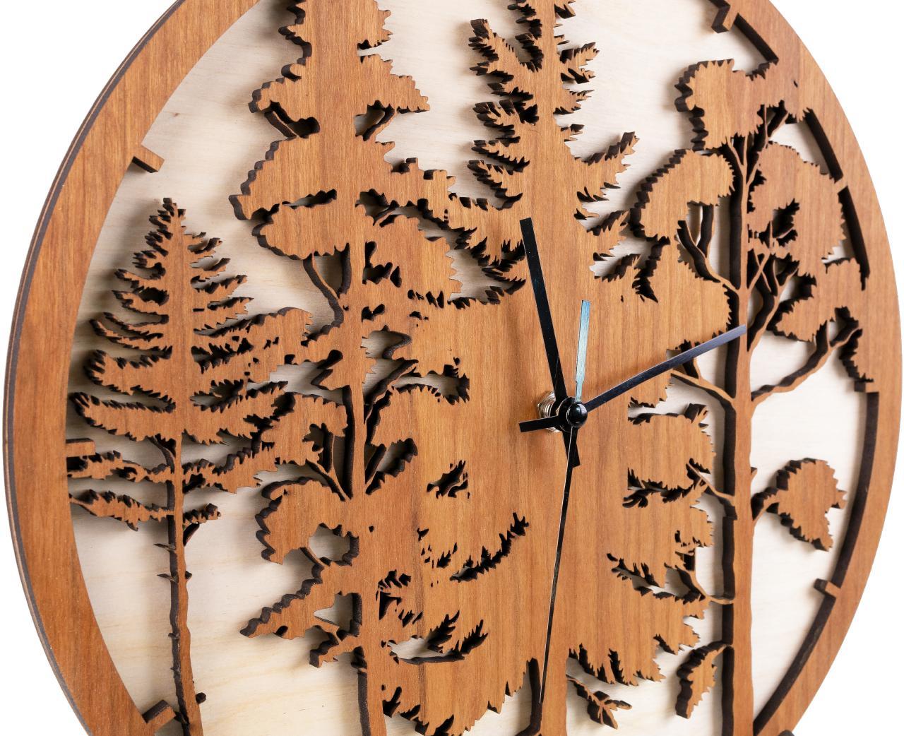 Wanduhr mit Wald Panorama aus Wunschholz und geraeuschlosem Funk Uhrenwerk