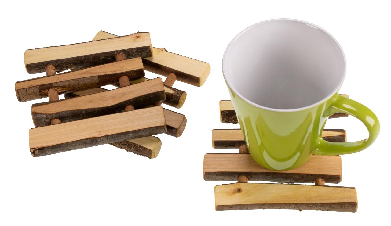 Getraenkeuntersetzer aus geoelten Haselnussstaebchen mit Rinde rustikales Design