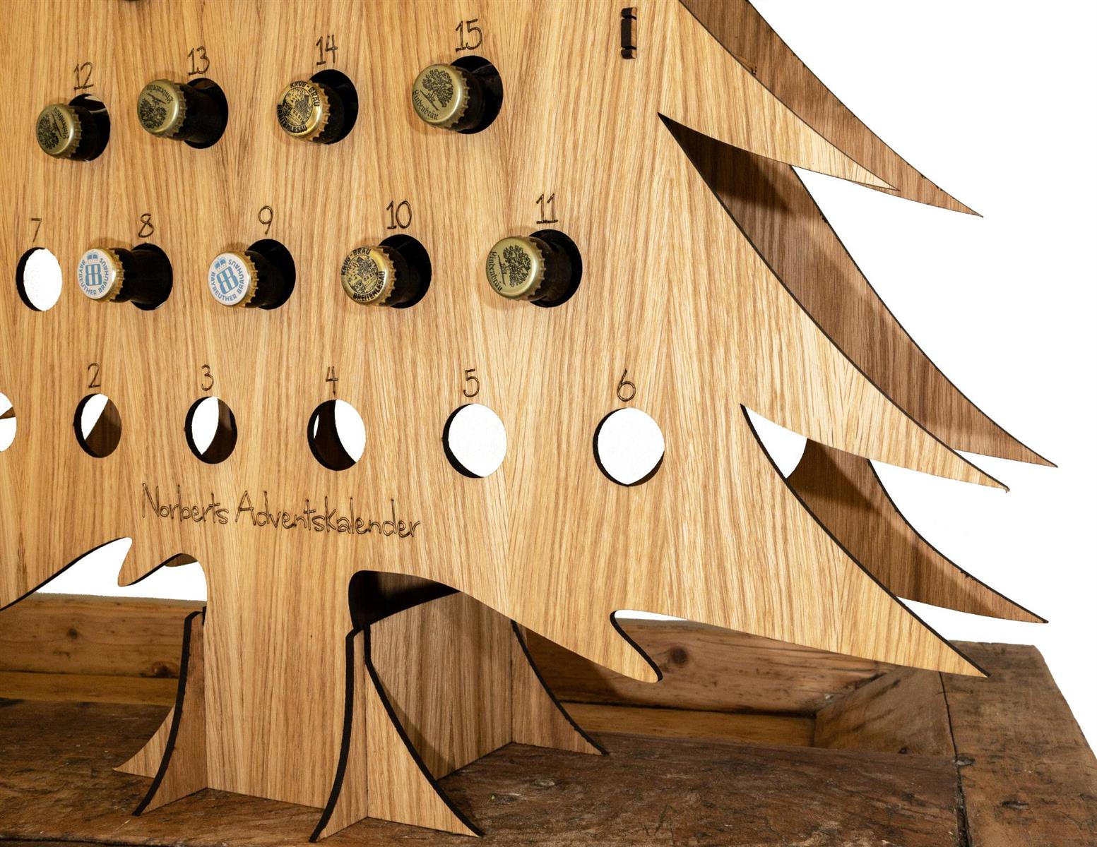 Holz Bier Adventskalender mit Wunschnamen aus geoelter Eiche FSC einzigartiges Geschenk fuer Bierliebhaber