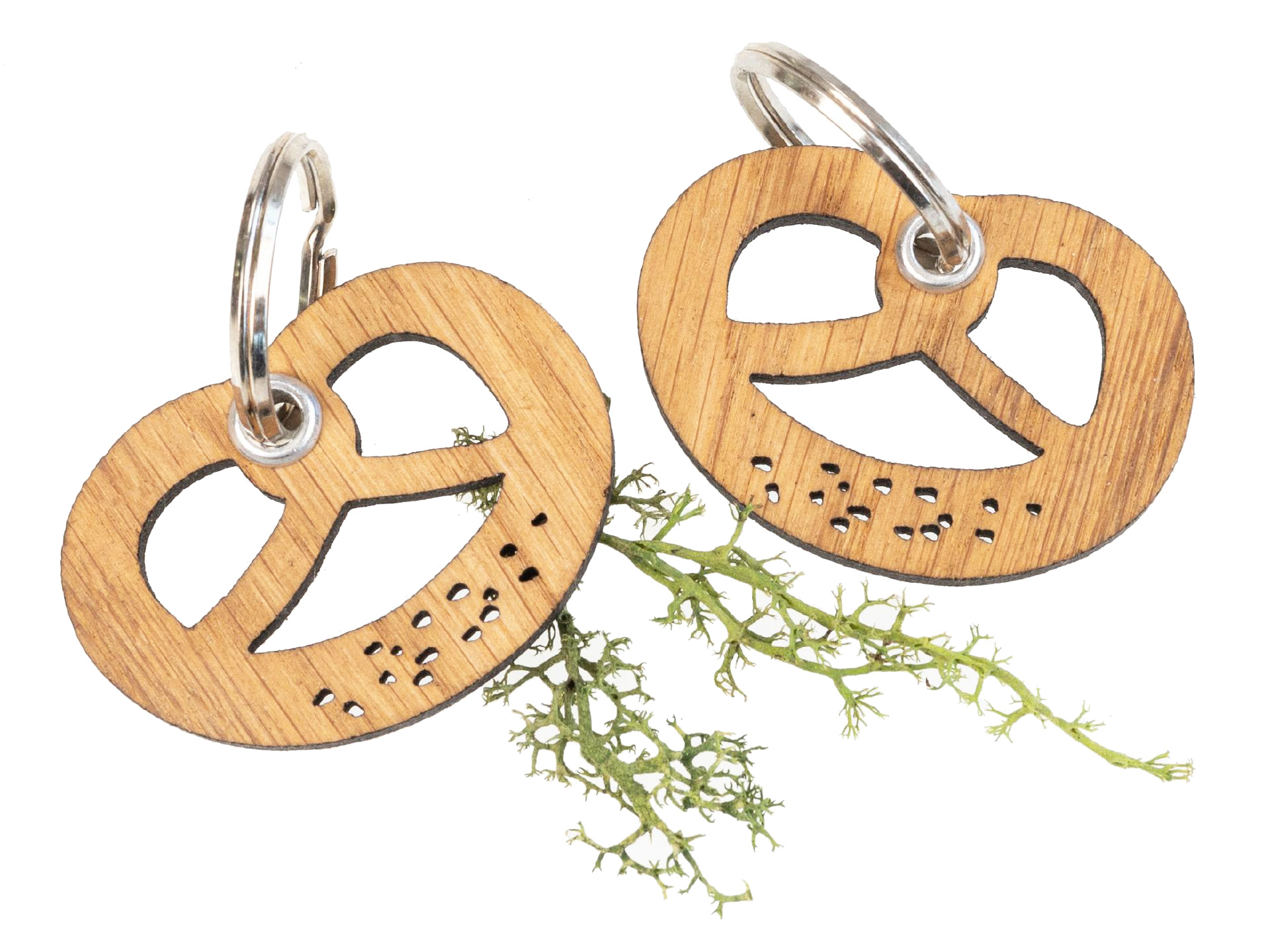 Schlüsselanhänger aus FSC® Eiche geölt in Brezen Form