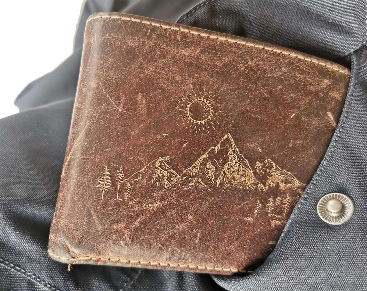 Personalisierter dunkelbrauner Leder Geldbeutel mit Fotogravur Geldboerse mit individueller Wunschgravur