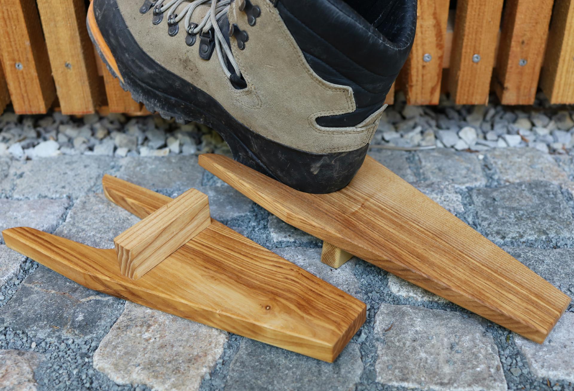 Stabiler Holz Stiefelknecht aus geoelter Esche praktischer Schuhauszieher
