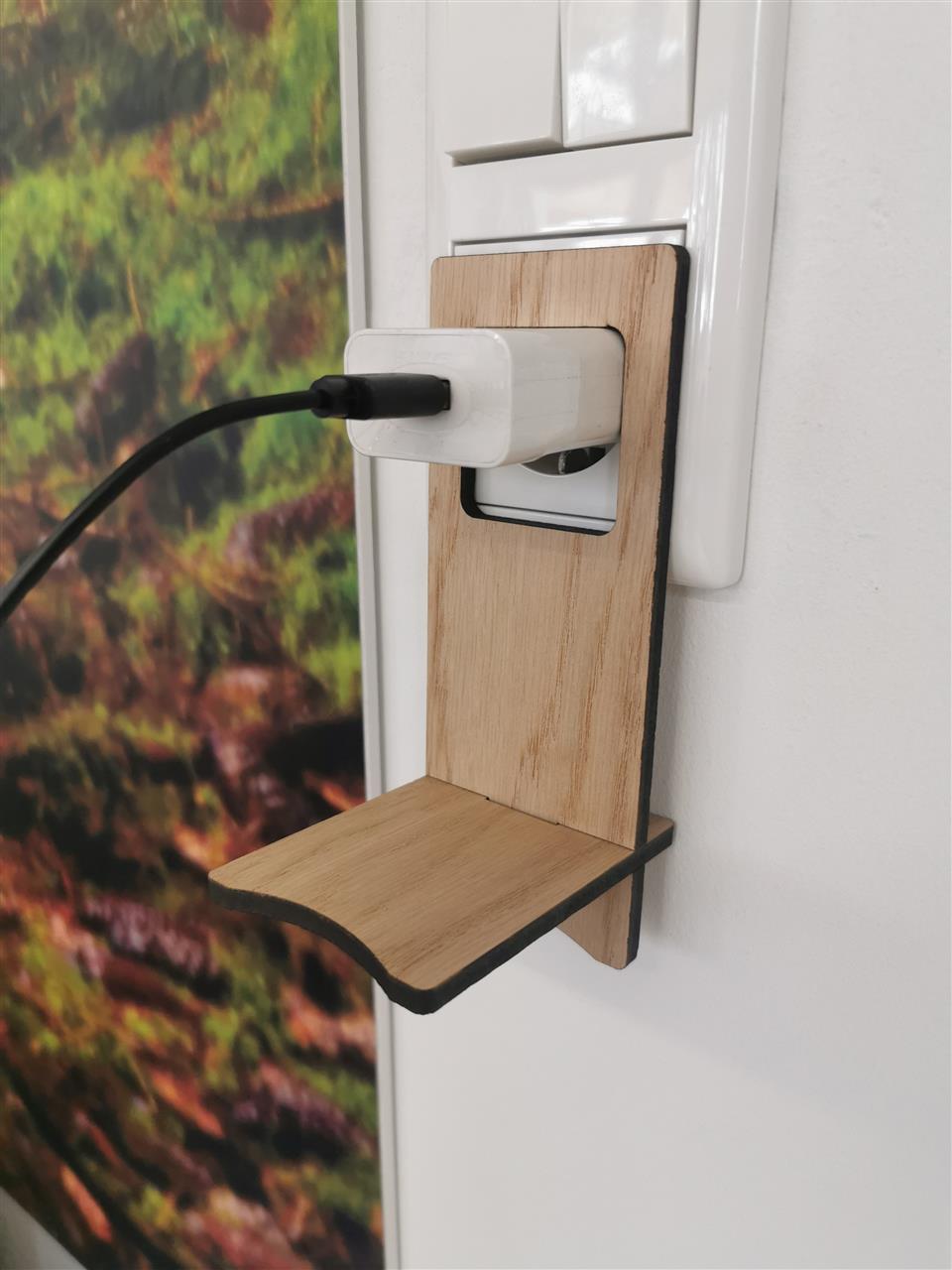 Nachhaltiger Smartphone Halter zum Stellen oder Haengen Zirbe