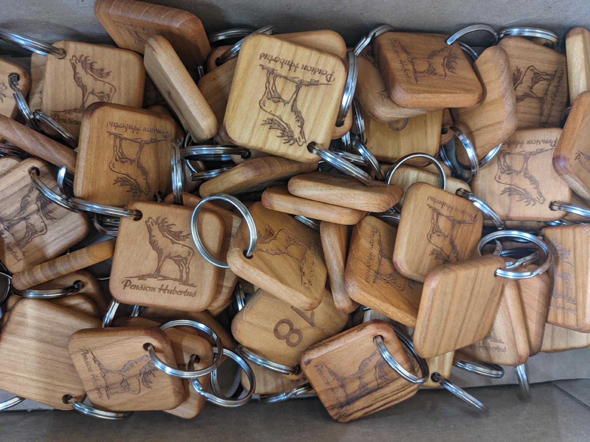 Personalisierter quadratischer Schluesselanhaenger aus FSC Kirsche geoelt mit Laser Gravur