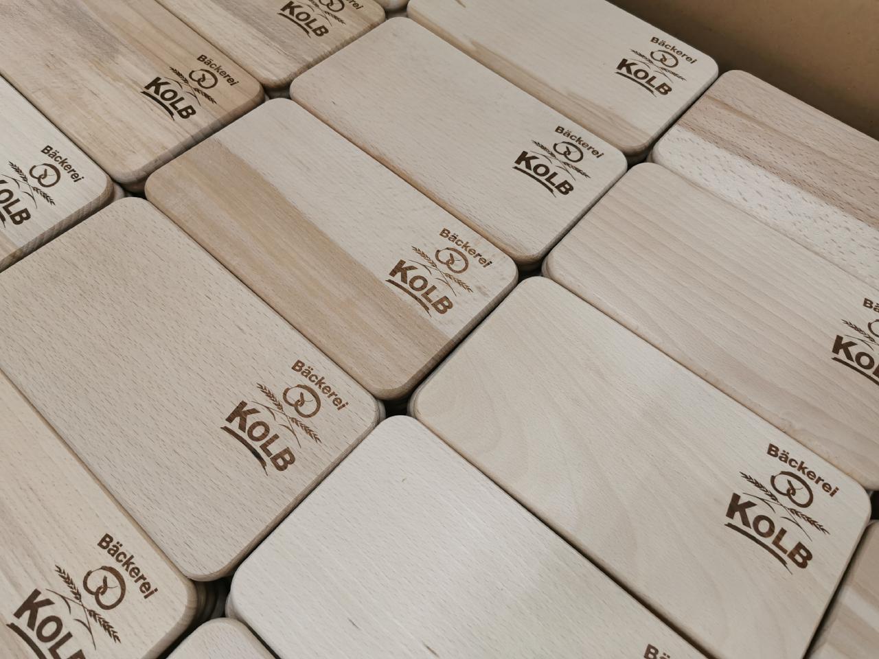Individualisertes Holz Schneidebrett aus Buche mit Branding
