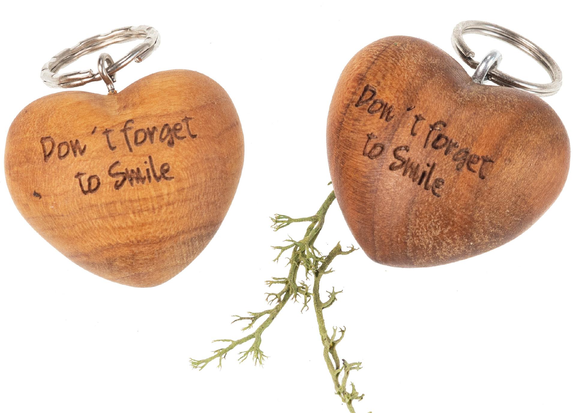 Holz Herz Schlüsselanhänger aus Kirsche geölt - Don't forget to smile