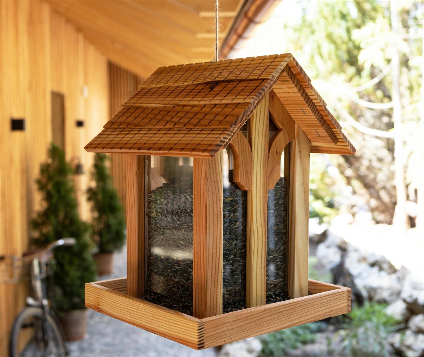Hochwertiges Vogel Futterhaus aus geoelter europaeischer Laerche Mit Rundbogenfenster aus echtem Glas