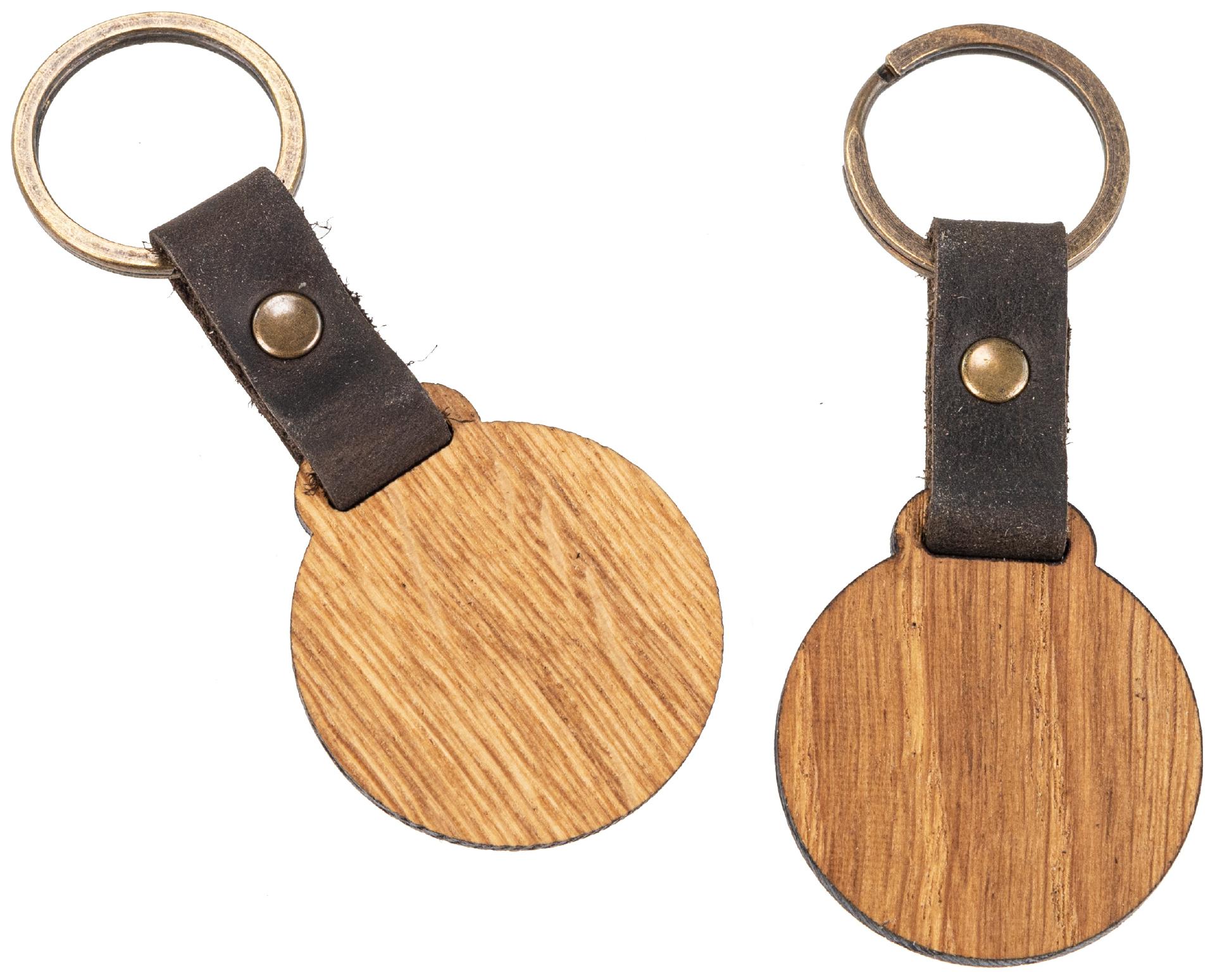 Holz Schluesselanhaenger aus geoelter Eiche rund mit dunkelbraunem Lederband