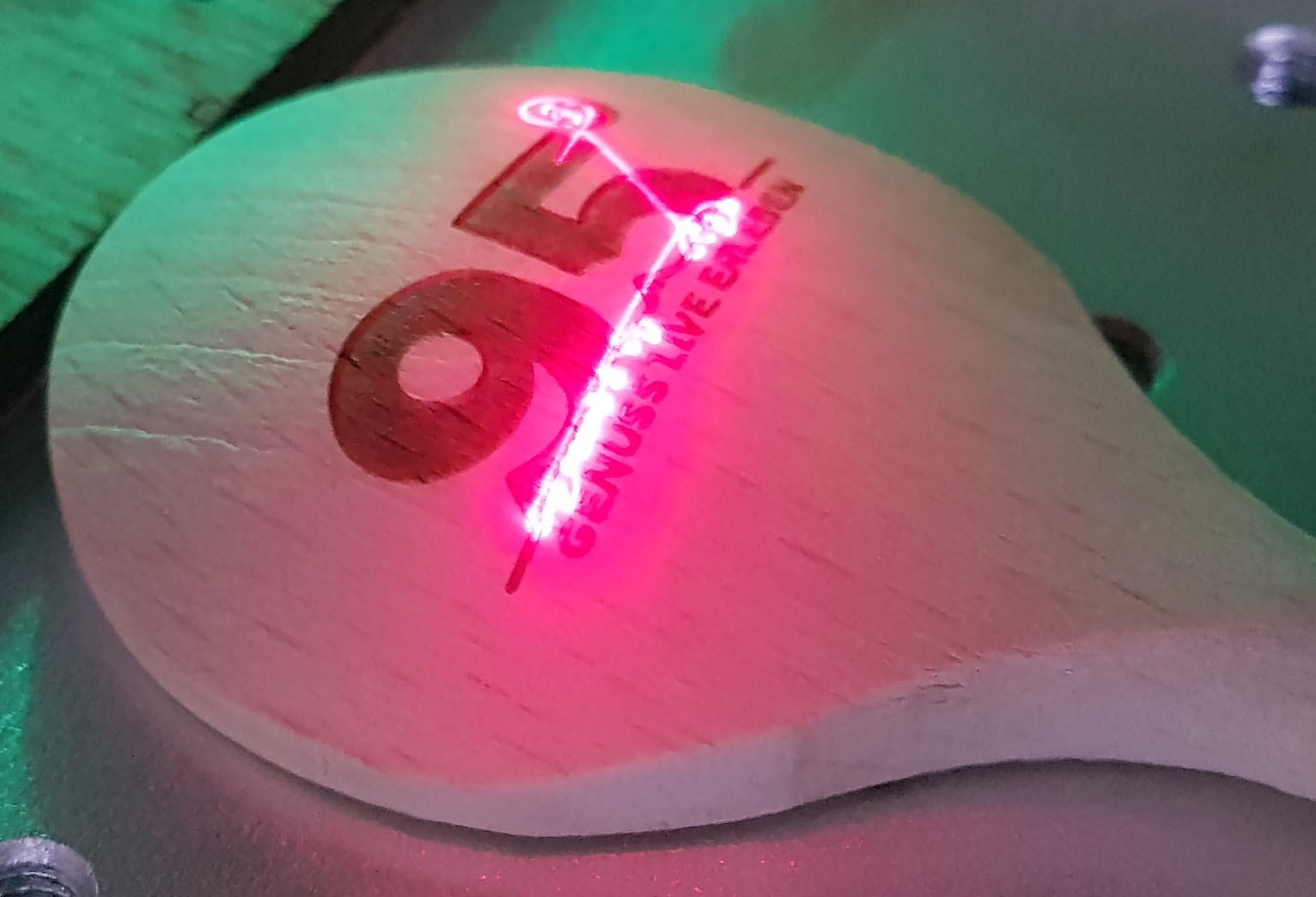 Laser Gravuren auf Holz Glas Stein Metall