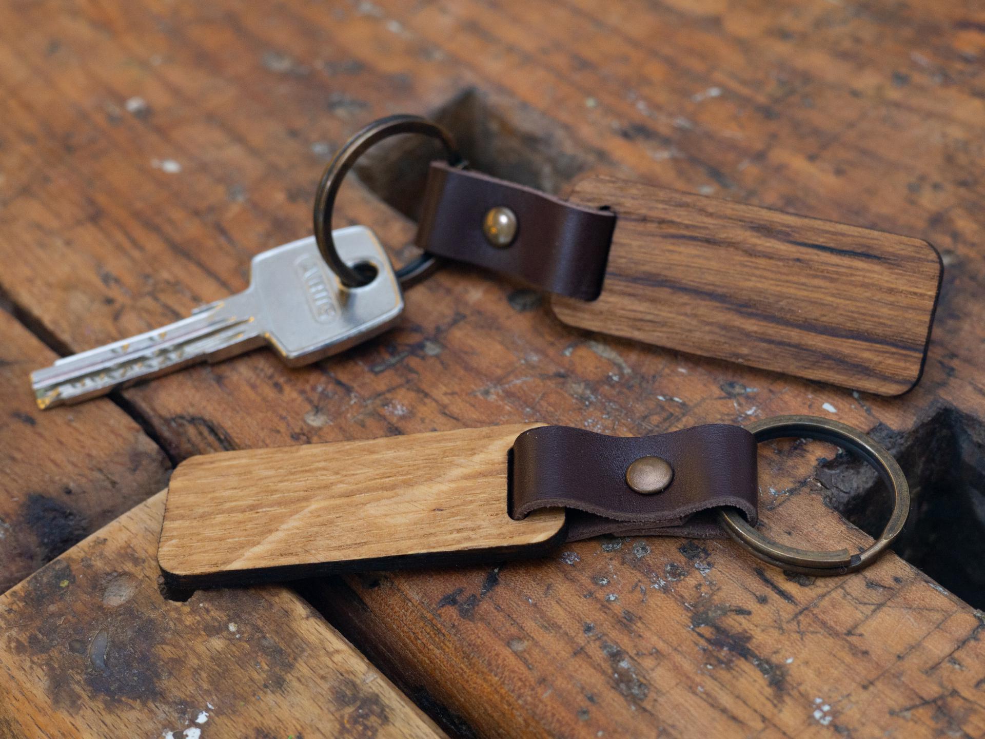 Holz Schluesselanhaenger aus geoelter Eiche mit dunkelbraunem Lederband