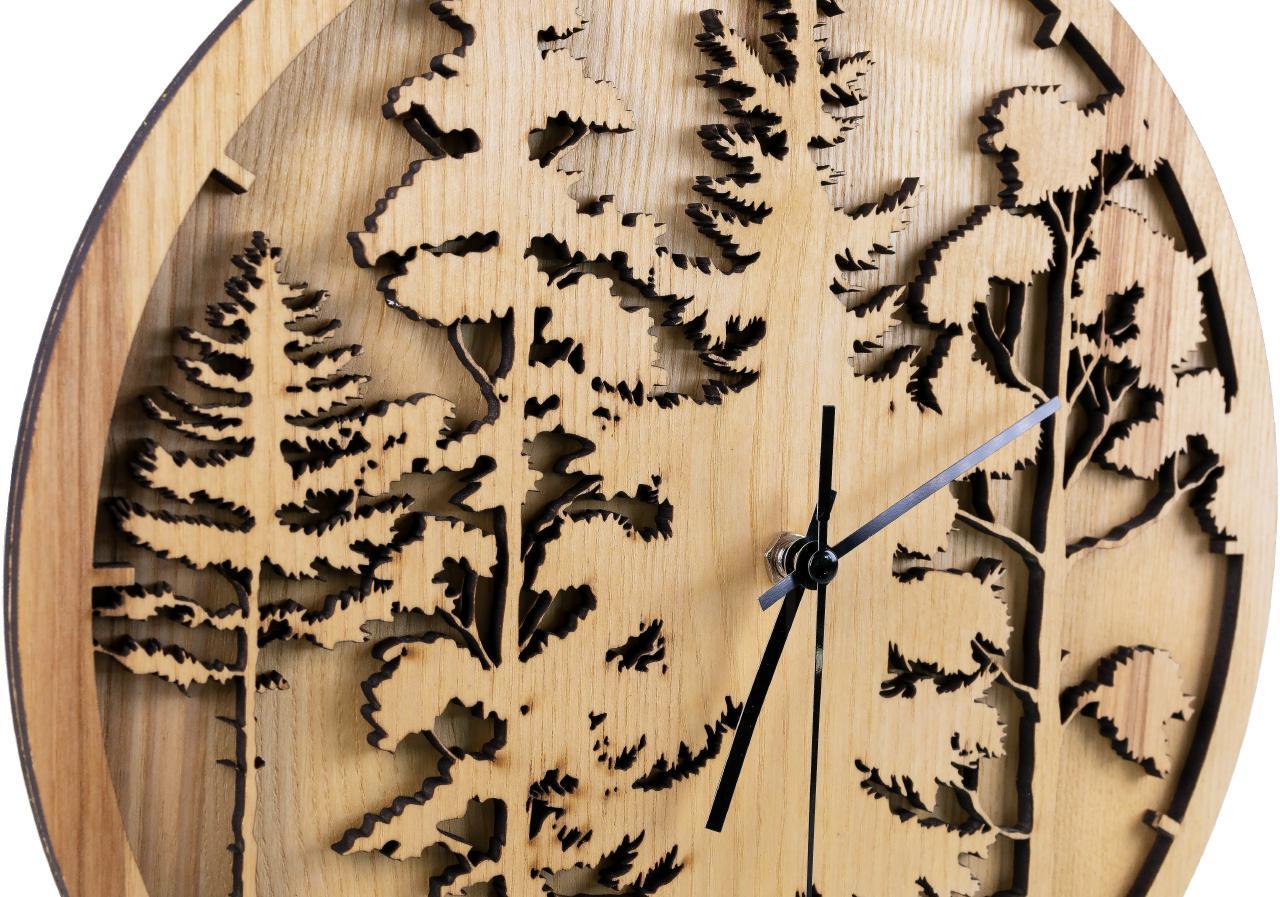 Wanduhr mit Wald Panorama aus Wunschholz und geraeuschlosem Funk Uhrenwerk