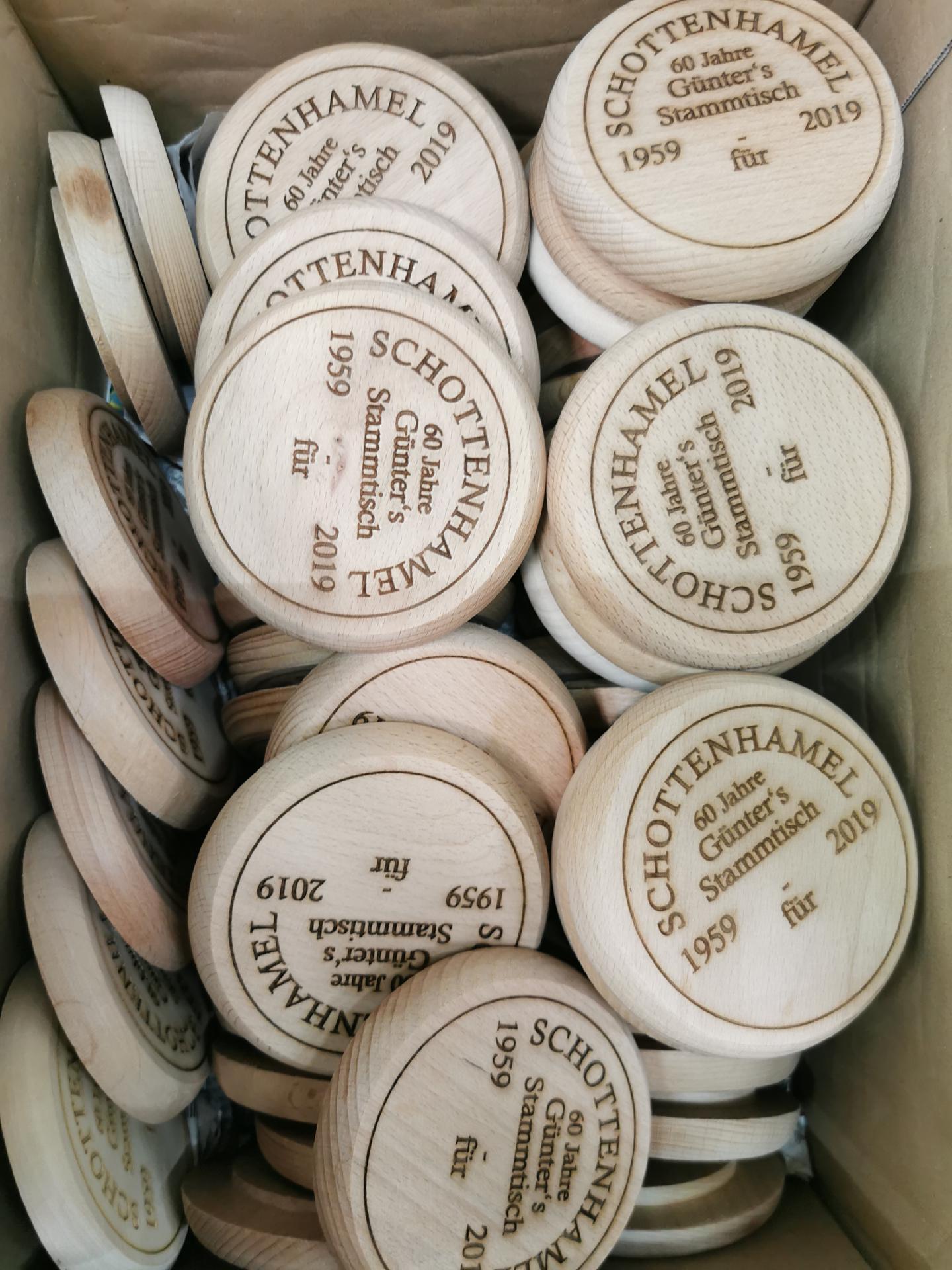 Individualisierter Holz Bierdeckel aus Buche mit Laser Gravur