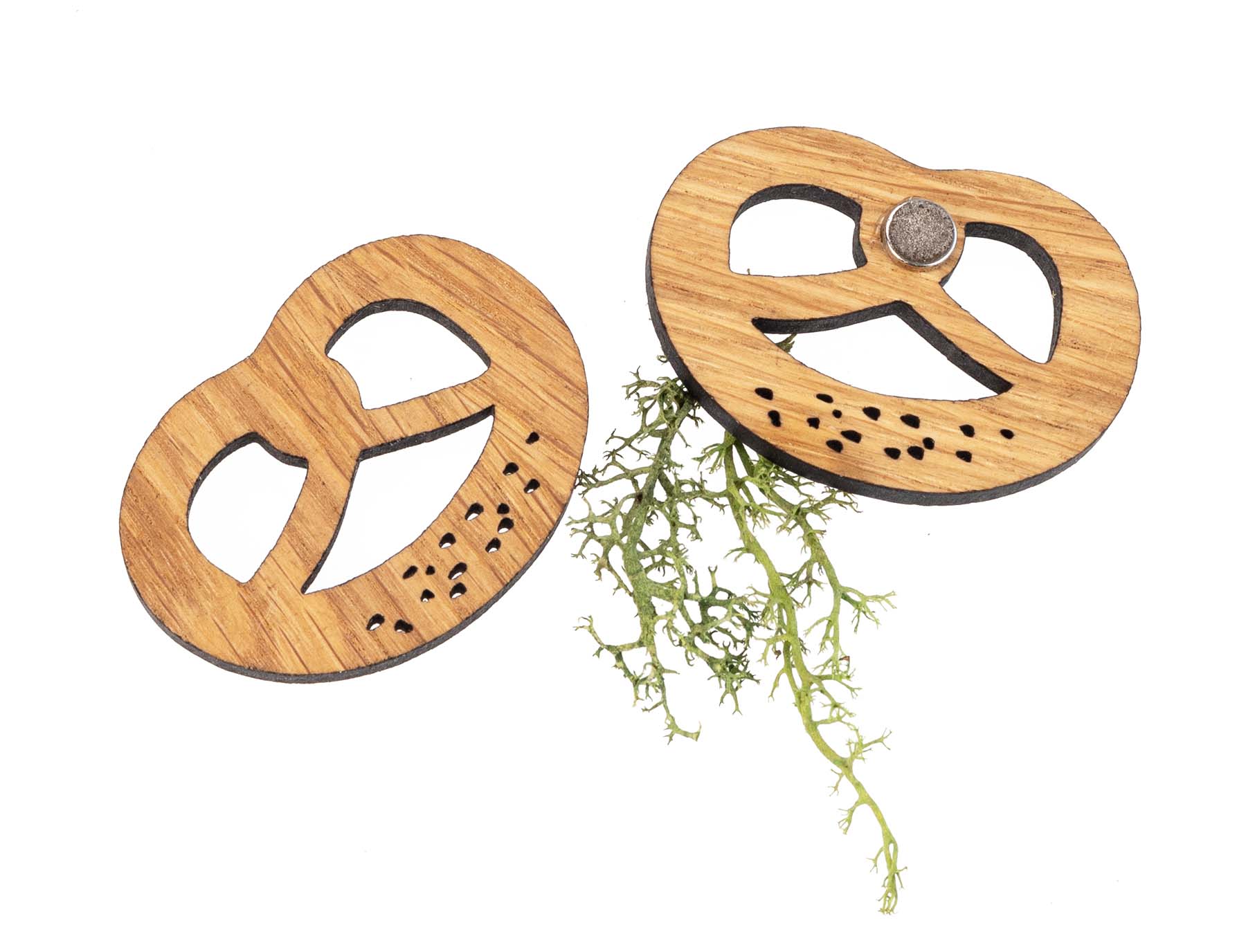 Holz Magnet in Brezen Form | Eiche geölt FSC® zertifiziert