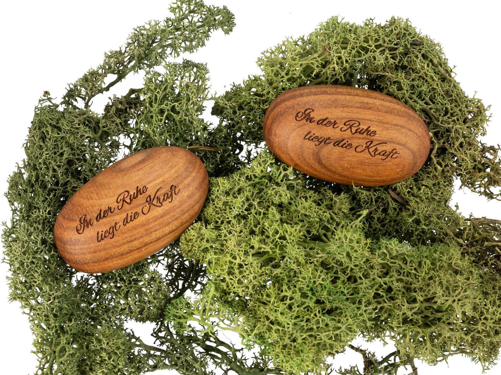 Holz Handschmeichler aus Kirsche geoelt in Stein Form mit Gravur In der Ruhe liegt die Kraft