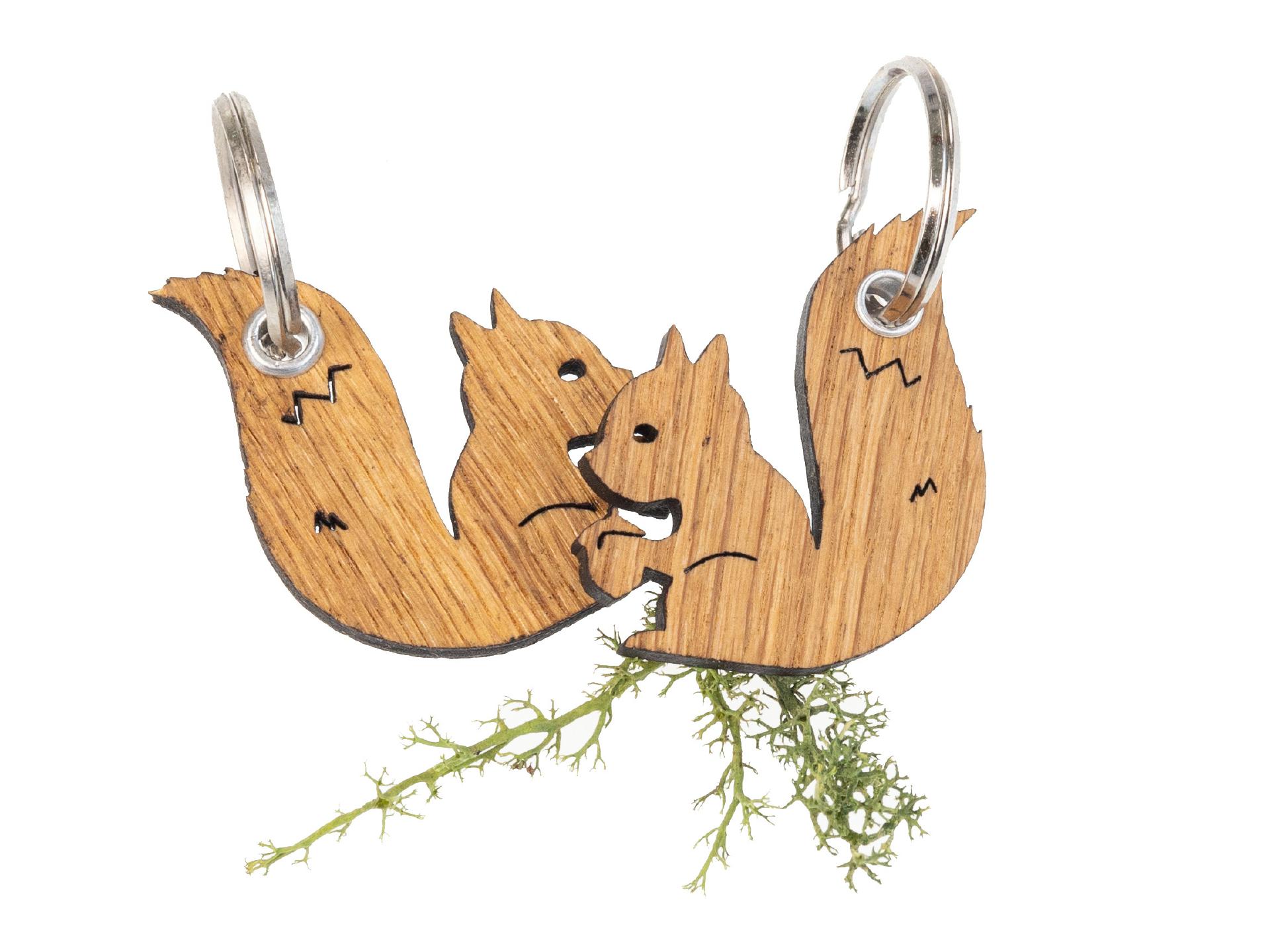 Schlüsselanhänger aus FSC® Eiche geölt in Eichhörnchen Form