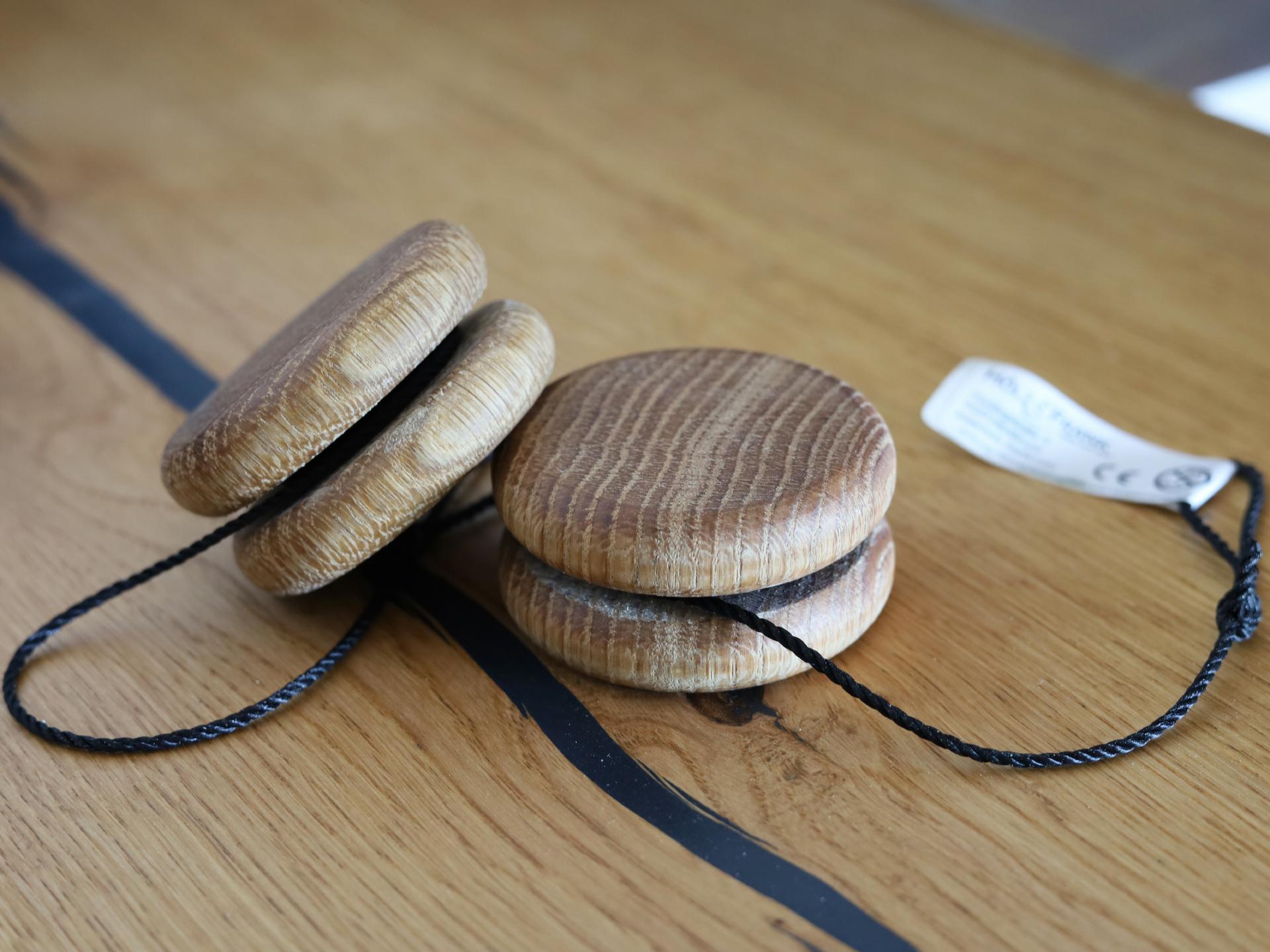 Elegantes Holz Jojo aus Eiche mit geoelter Oberflaeche Schoenes Geschenk