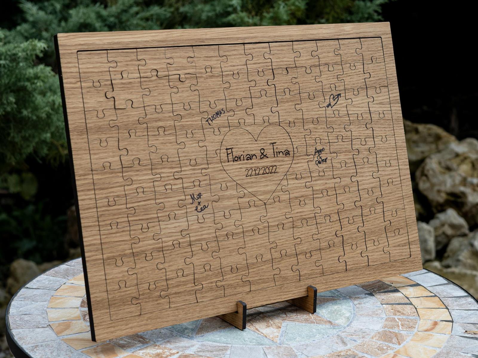 Hochzeit Holz Gaestebuch aus FSC Eiche geoelt Puzzle Teile mit Wunschdaten und Aufsteller