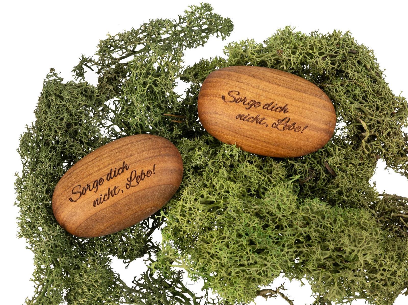 Holz Handschmeichler aus Kirsche geoelt in Stein Form mit Gravur Sorge Dich nicht Lebe