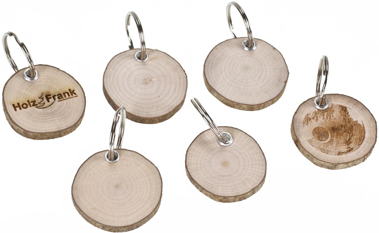Runder Holz Schluesselanhaenger aus Haselnuss mit Rinde ca