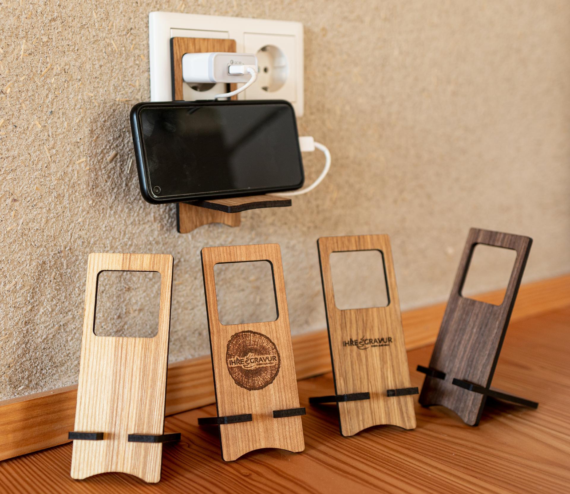 Personalisierter Smartphone Halter zum stellen und haengen mit Laser Gravur