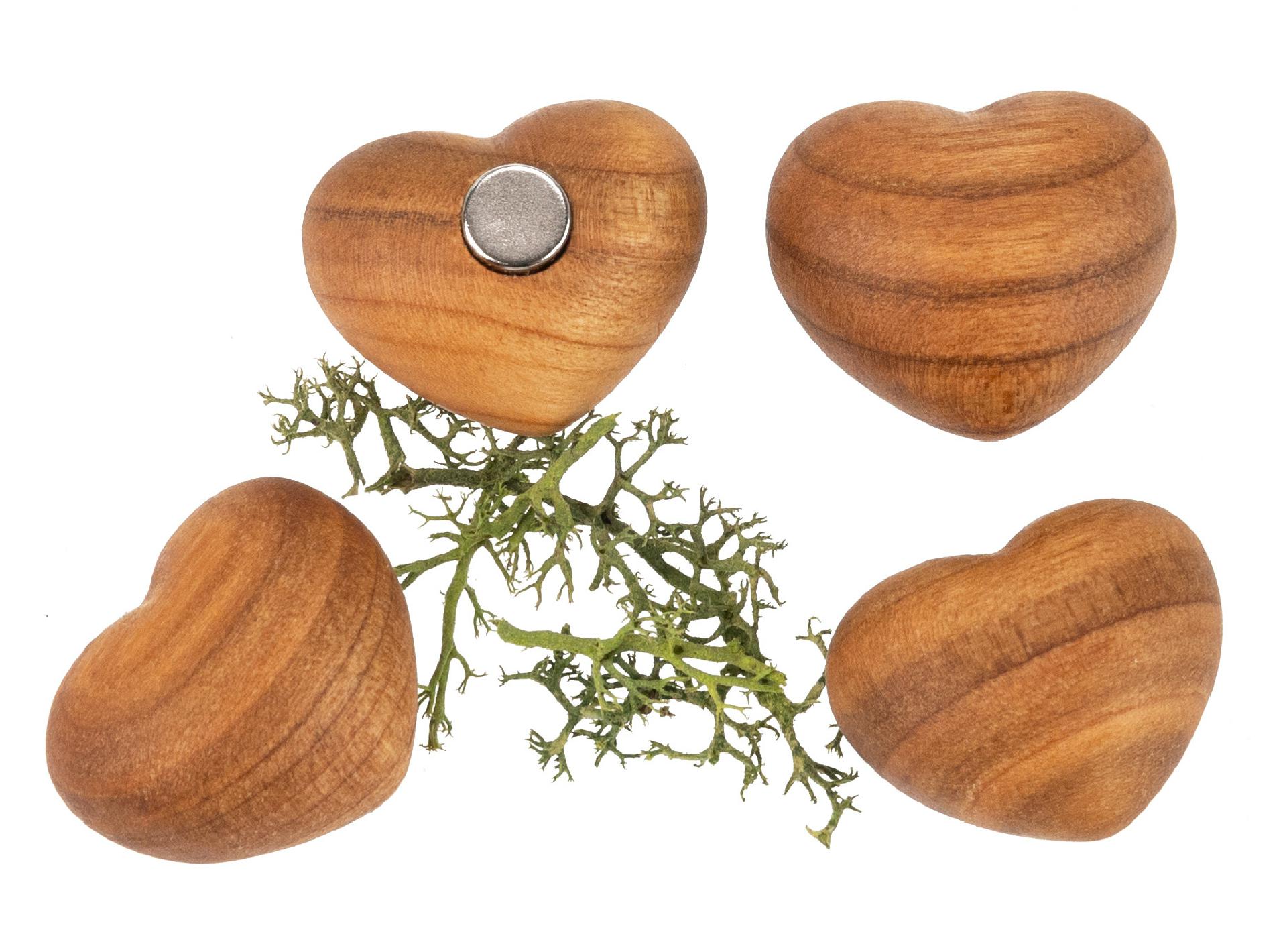 Handschmeichelndes Holzherz mit Magnet aus Kirschholz, 3x2,5x2 cm