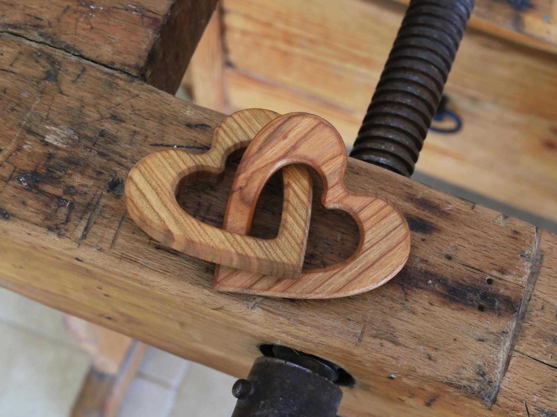 Zwei verschlungene Holz Herzen aus Kirsch Holz perfekt zum Beschriften fuer Paare