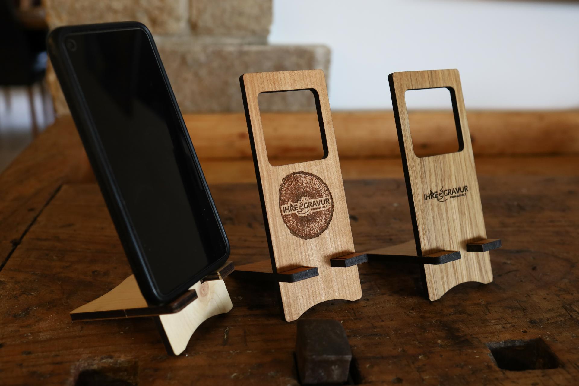 Personalisierter Smartphone Halter zum stellen und haengen mit Laser Gravur
