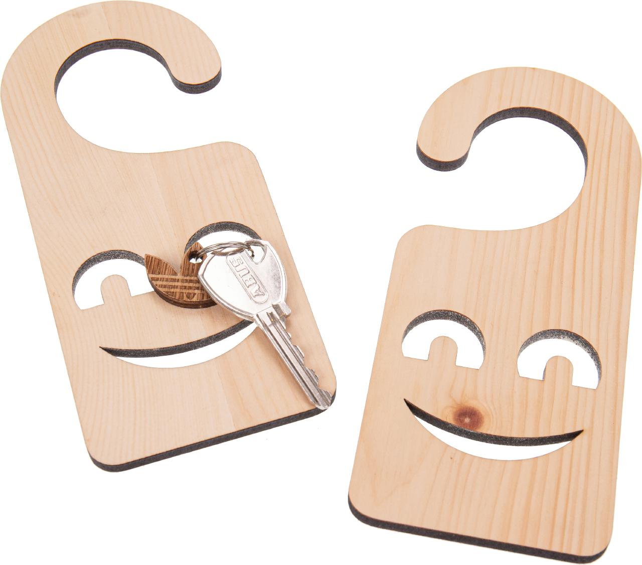 Smilie Klinkenschild aus duftendem Zirbenholz mit Schluesselhaken