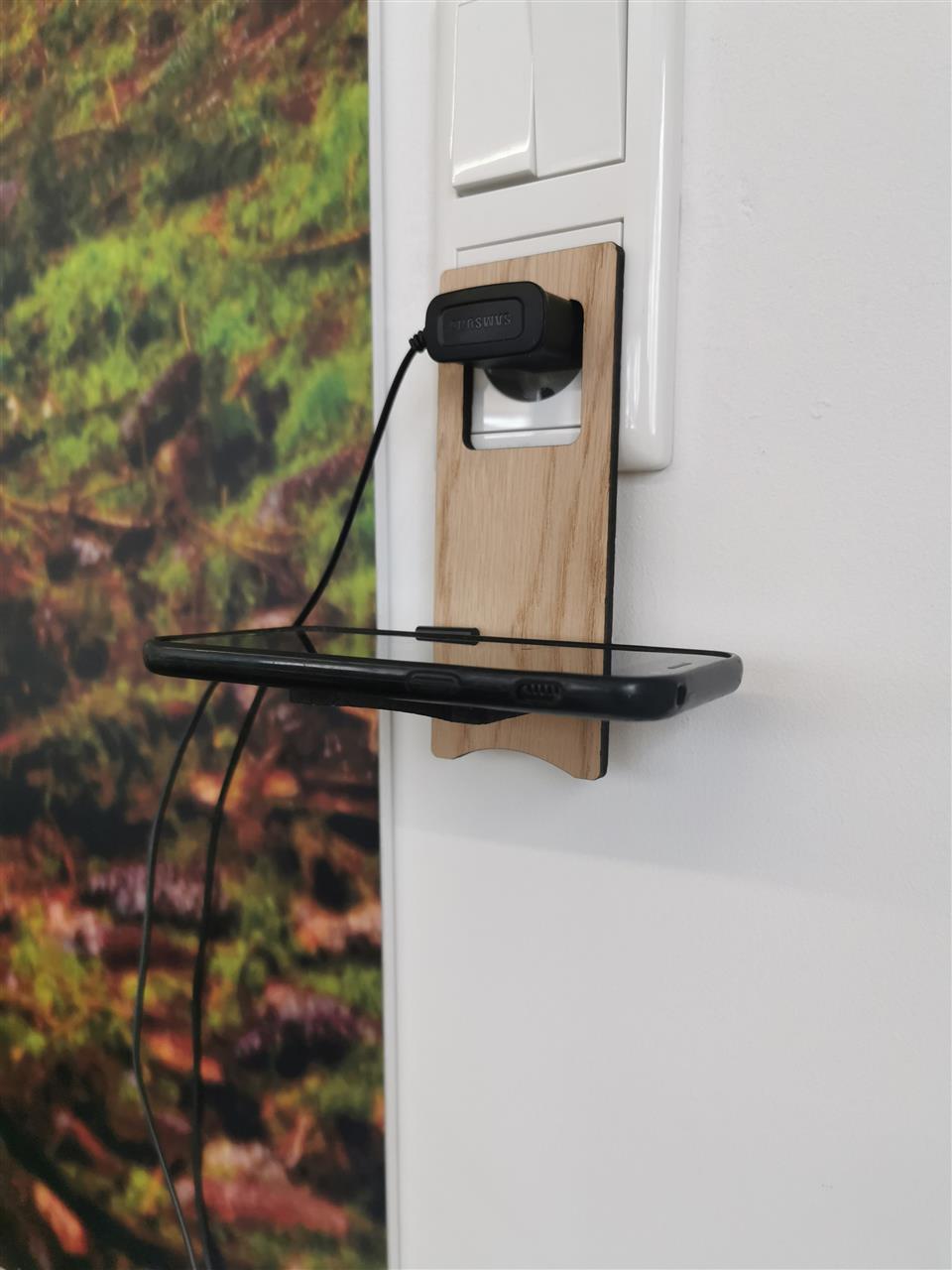 Personalisierter Smartphone Halter zum stellen und haengen mit Laser Gravur