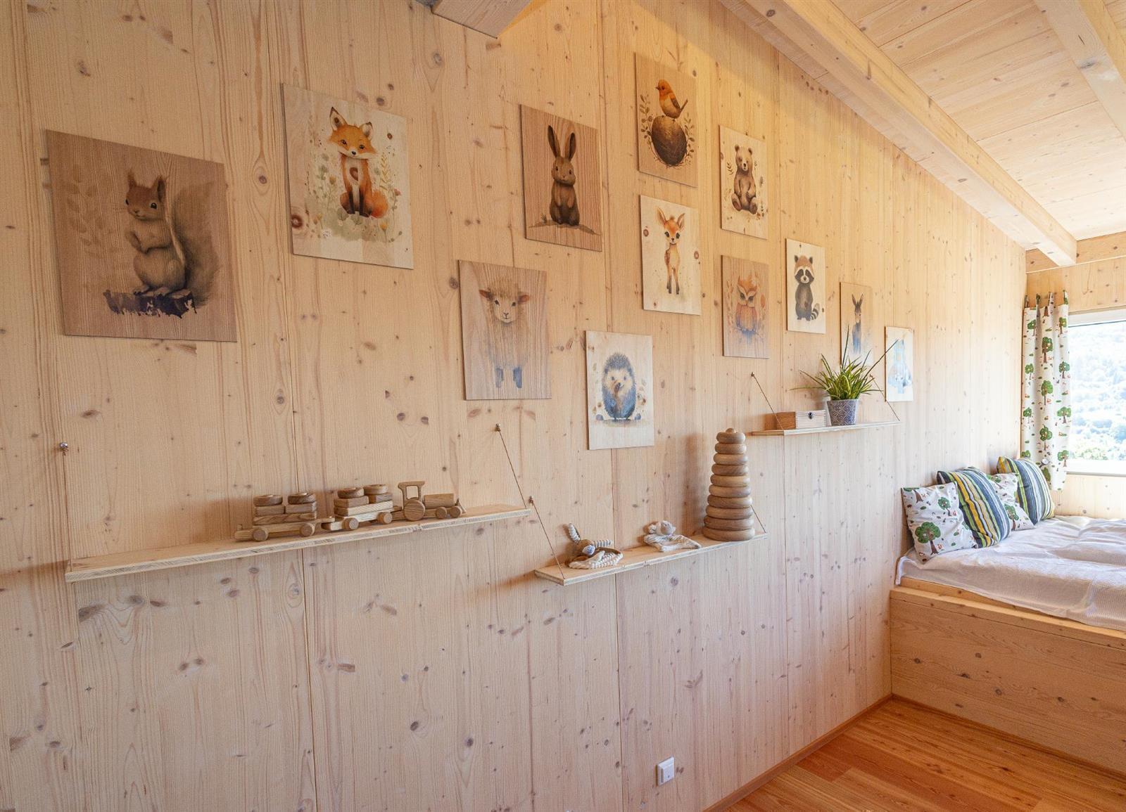 Holz Wandbilder fuer Kinder mit bunten Tier Motiv Schaf aus Zirbe