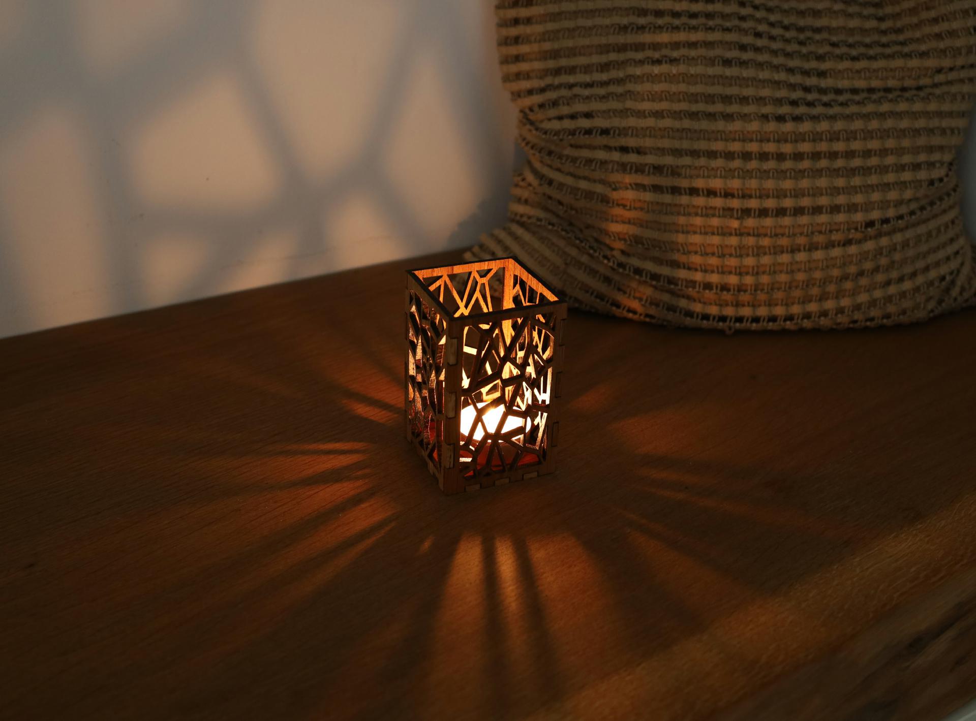 Holz Teelicht Ambiente Licht aus geoelter Eiche mit Geometrischen Formen